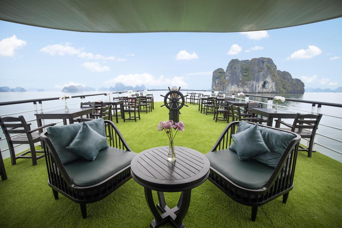 One Day Halong Bay and Bai Tu Long Bay Cruise