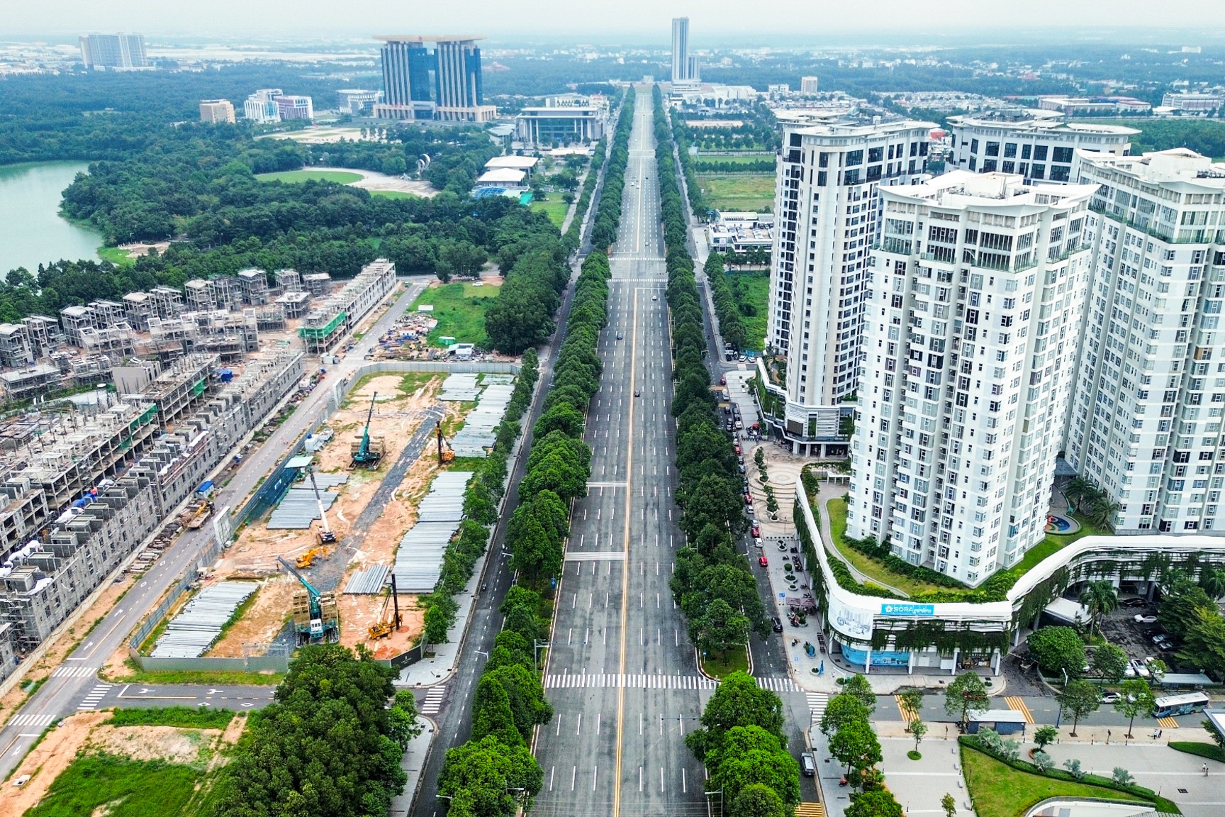 Đường rộng nhất Bình Dương có 12 làn đường, 4 hàng cây xanh, kết nối với siêu vòng xoay rộng bằng một phường ở Hà Nội