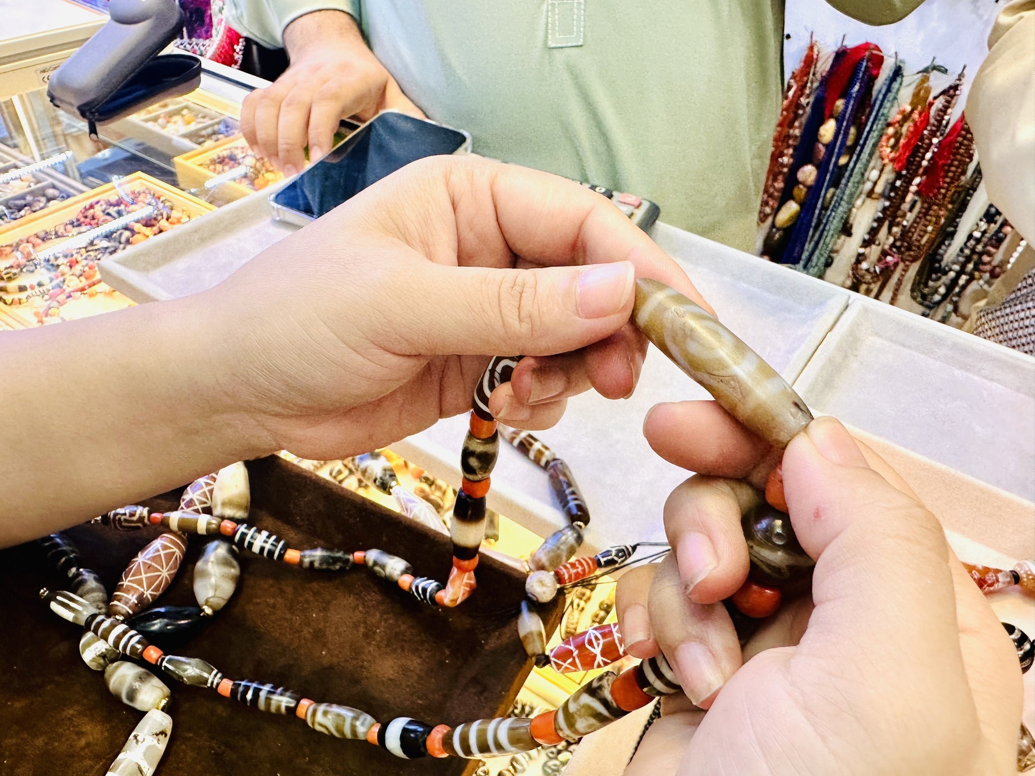 Ý Nghĩa Tâm Linh Của Dzi Beads - Viên Đá Thiên Châu Hộ Mệnh Từ Tây Tạng