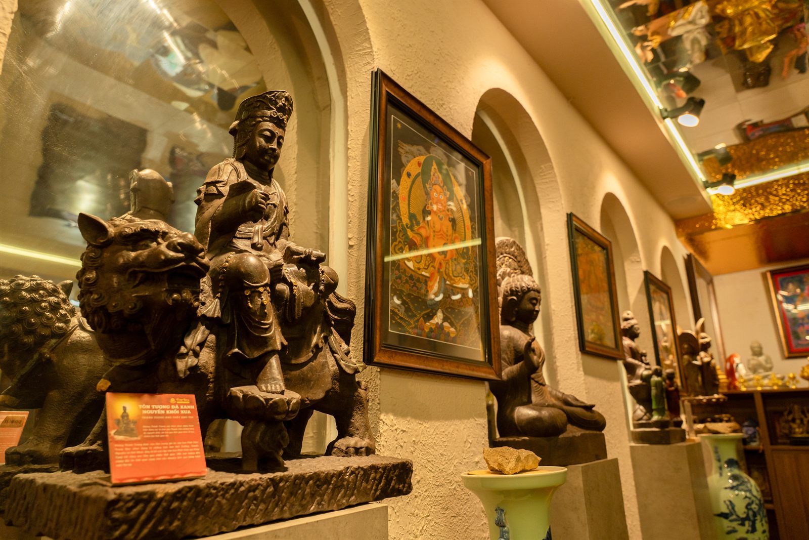 Tượng đá và hành lang trong không gian trưng bày