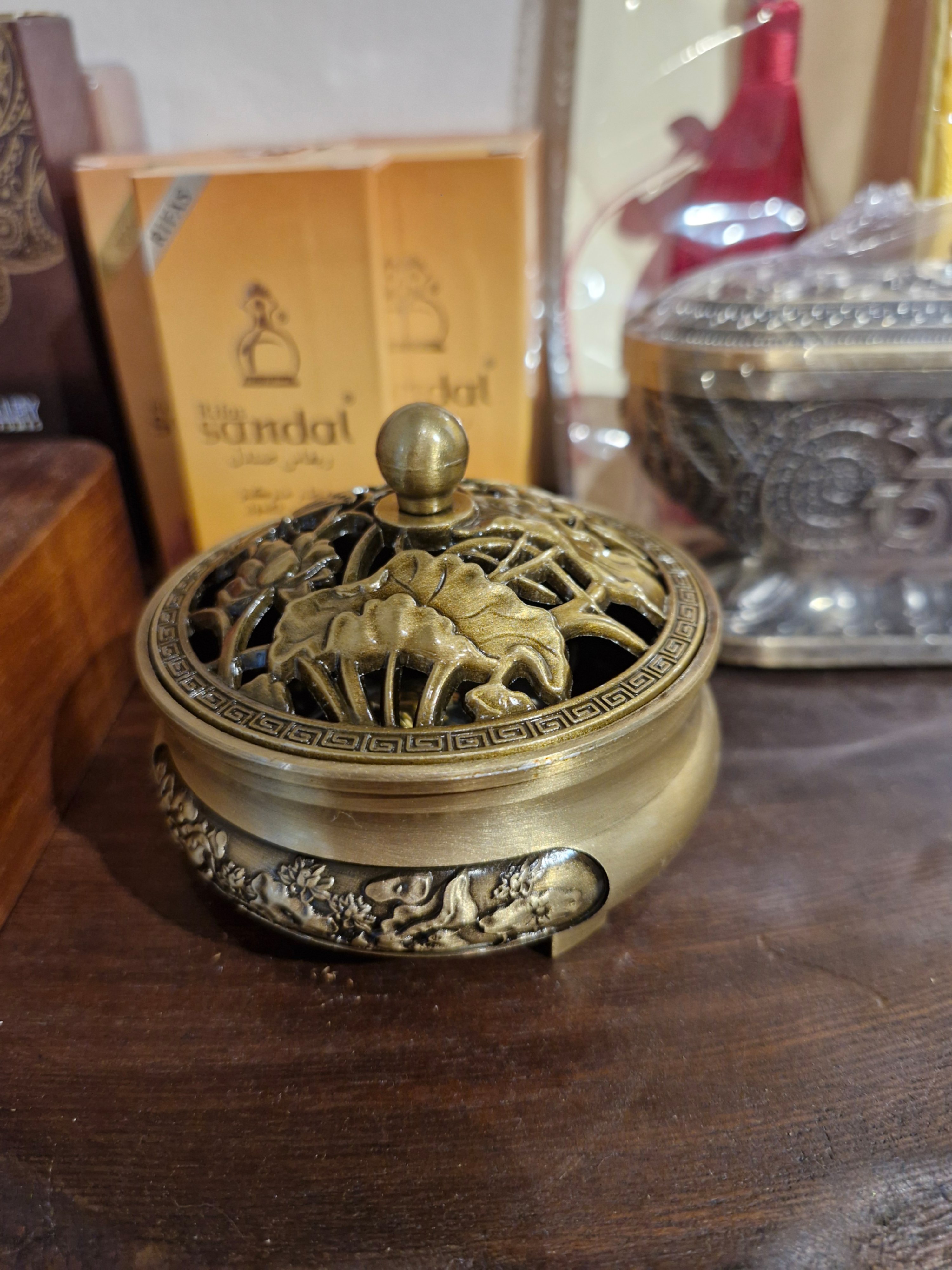 Lư xông trầm hoa sen đồng nguyên khối đặt trên bàn thờ Phật