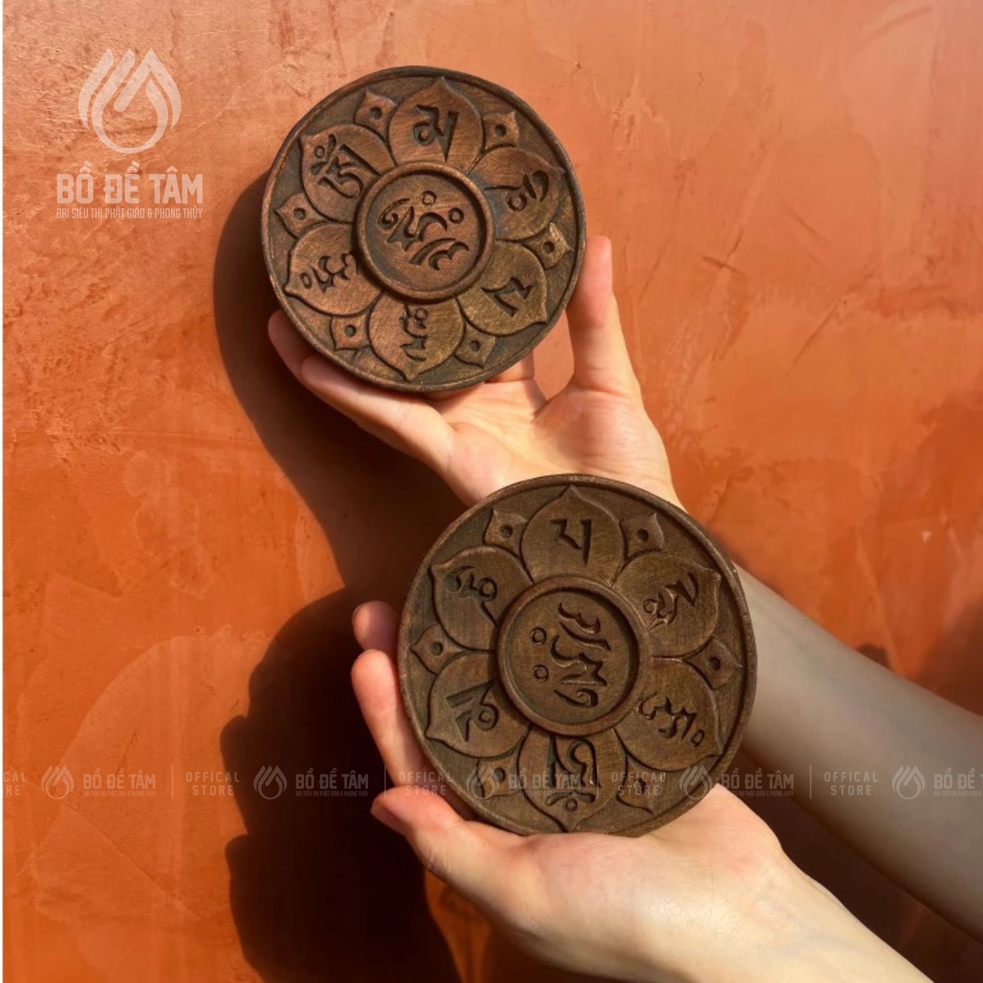 Đĩa gỗ khắc chú Om Mani Padme Hum để nến, tràng hạt, vật phẩm