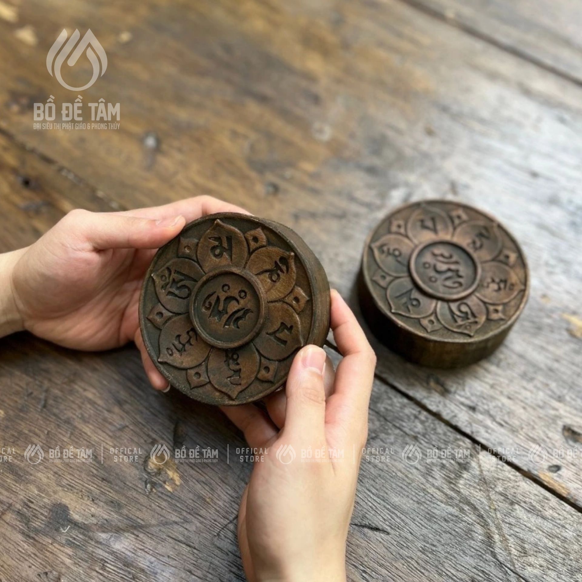 Đĩa gỗ khắc chú Om Mani Padme Hum để nến, tràng hạt, vật phẩm