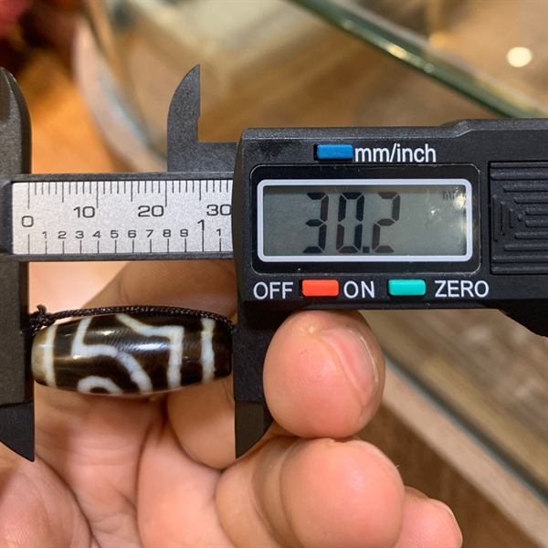 DZI HÀNH GIẢ 2 MẮT CHU SA NÂU 30.2MM