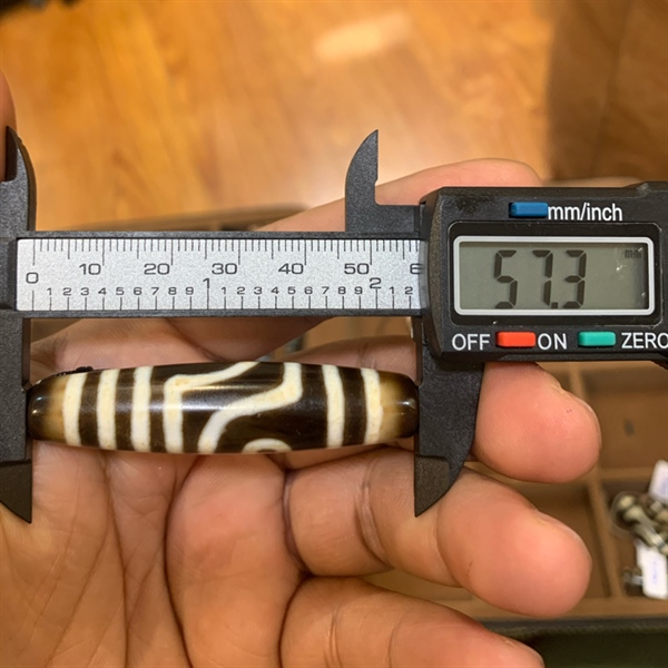 DZI HÀNH GIẢ 2 MẮT 5 SỌC NGANG 57.3MM