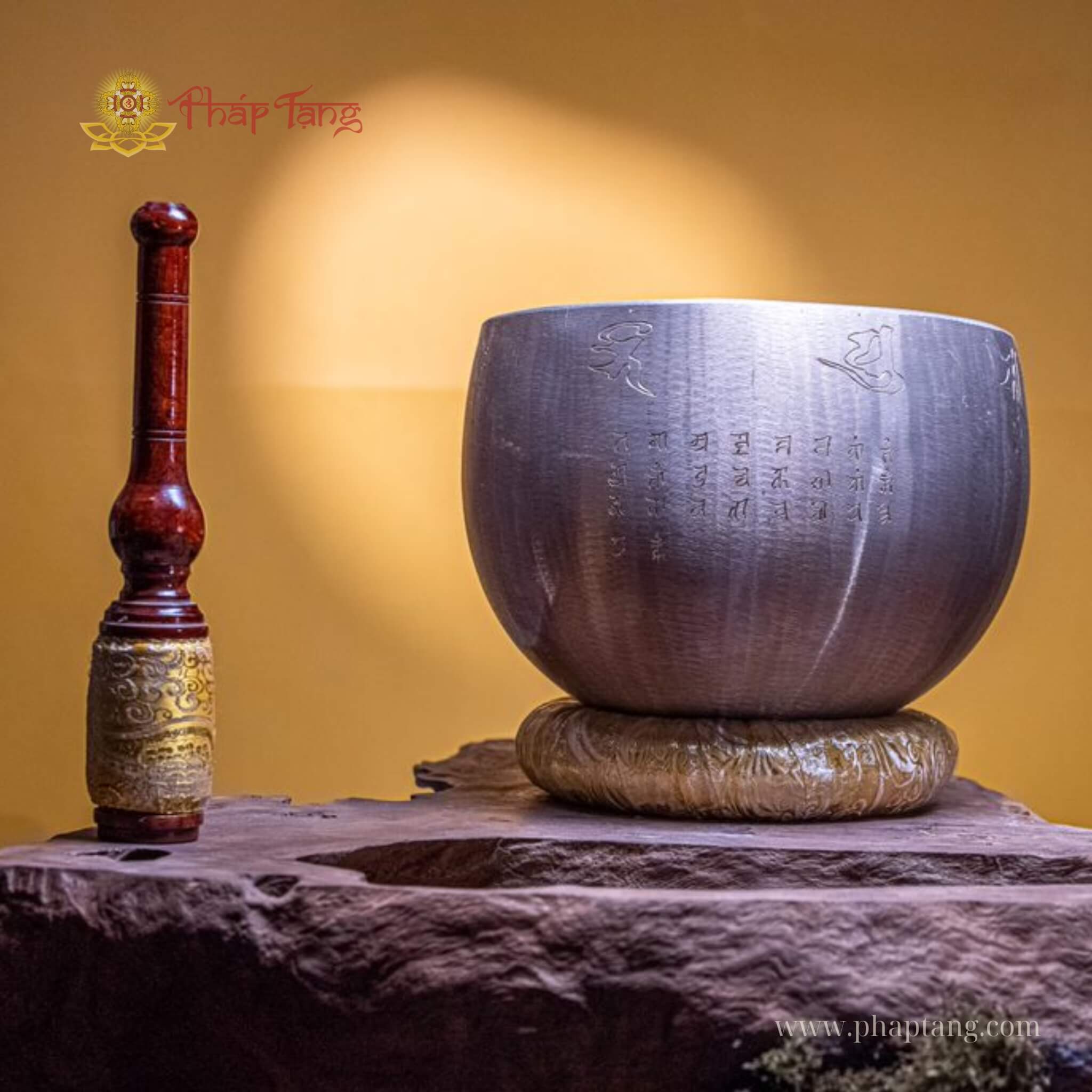 CHUÔNG HUẾ 4 TAY KHẮC THẦN CHÚ