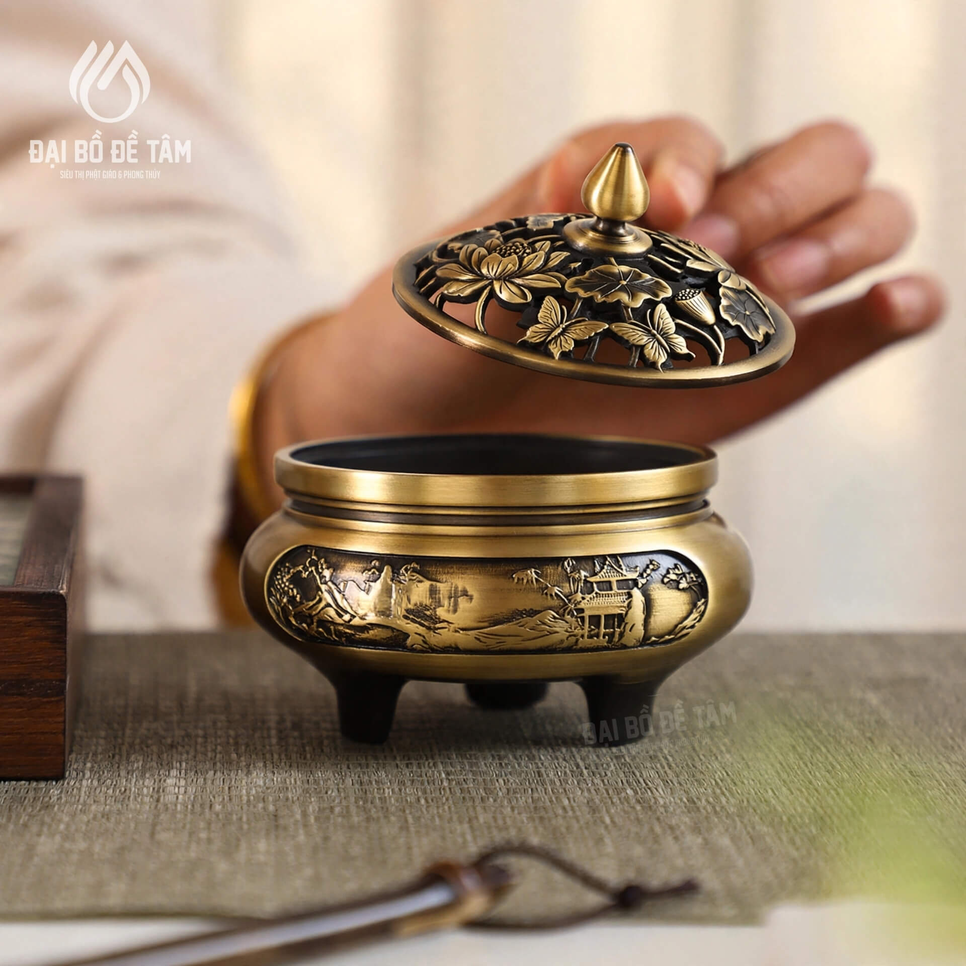 Lư Xông Trầm Đồng Ba Chân Đào Viên Sơn Thủy - Nắp Bướm Lá Sen 370g