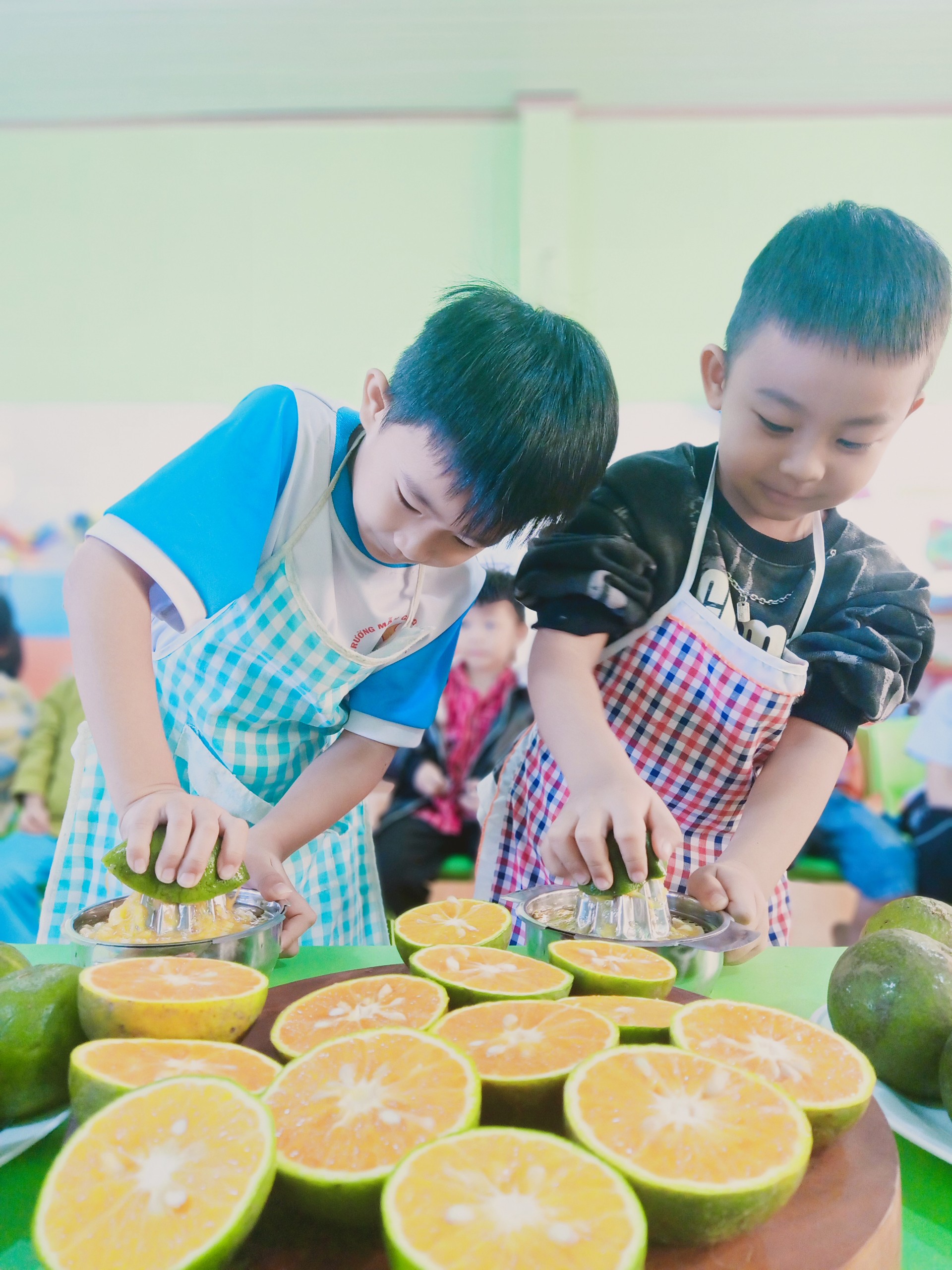 Mình cùng nhau vắt cam xem bạn nào nhanh hơn nhé!