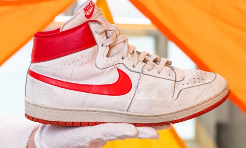Giày của Michael Jordan bán gần 1,5 triệu USD