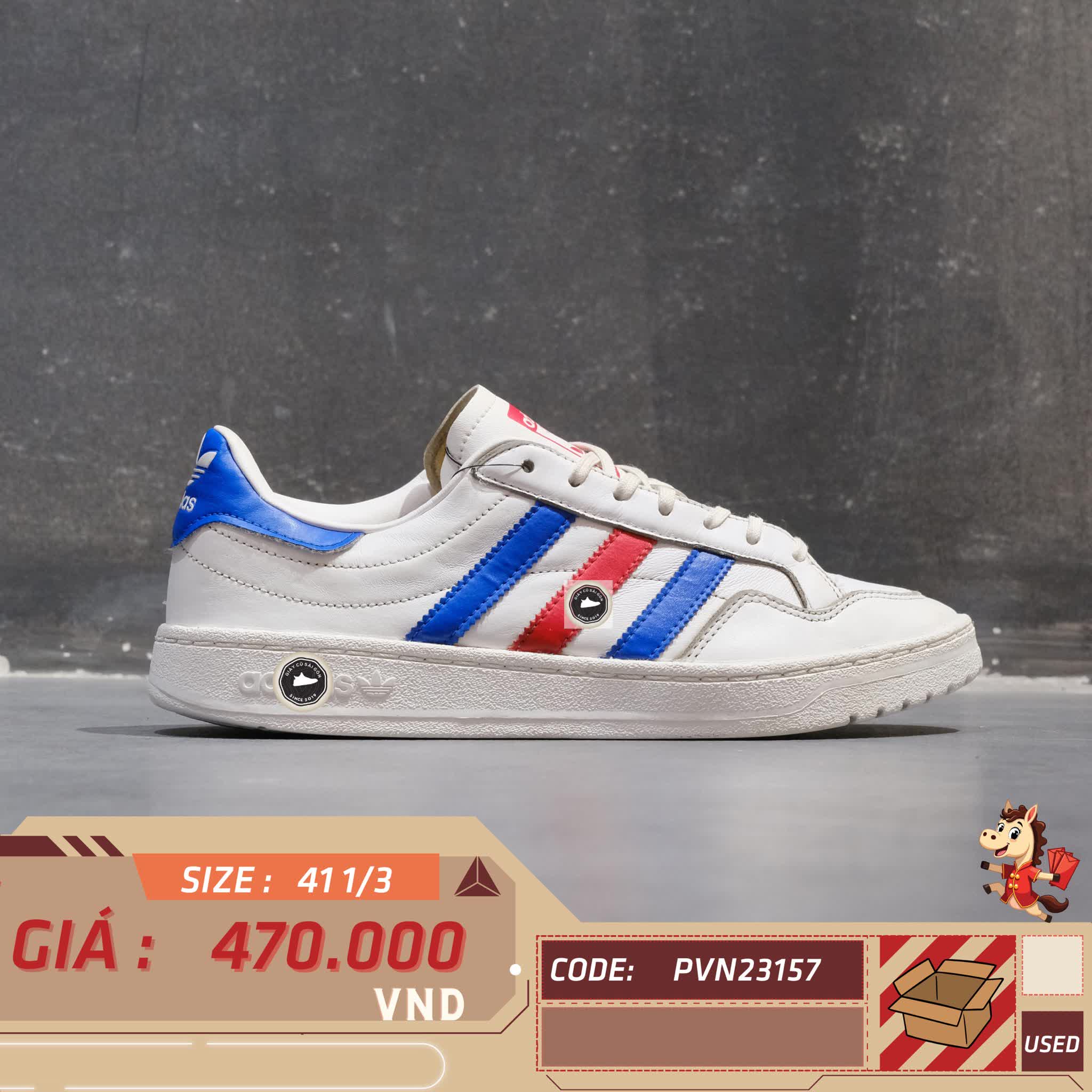 🔥 ADIDAS TEAM COURT ‘WHITE/ROYAL SCARLET’ – SIZE 41 1/3 – PVN23617 – CHÍNH HÃNG