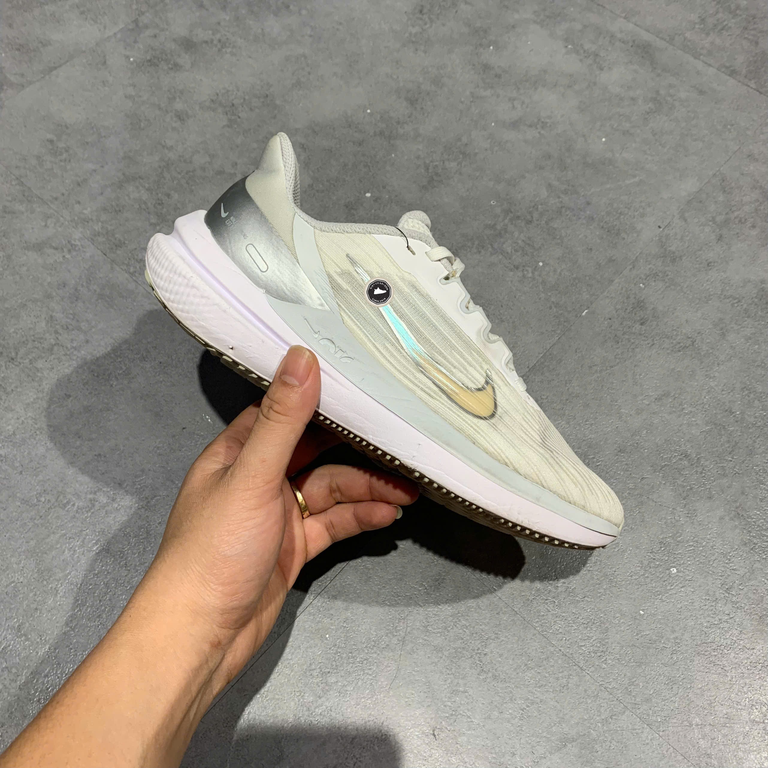 Nike Air Zoom Winflo 9 White Metallic Silver - DD8686 100 - Size 37.5 - GIÀY 2HAND CHÍNH HÃNG PVN23827