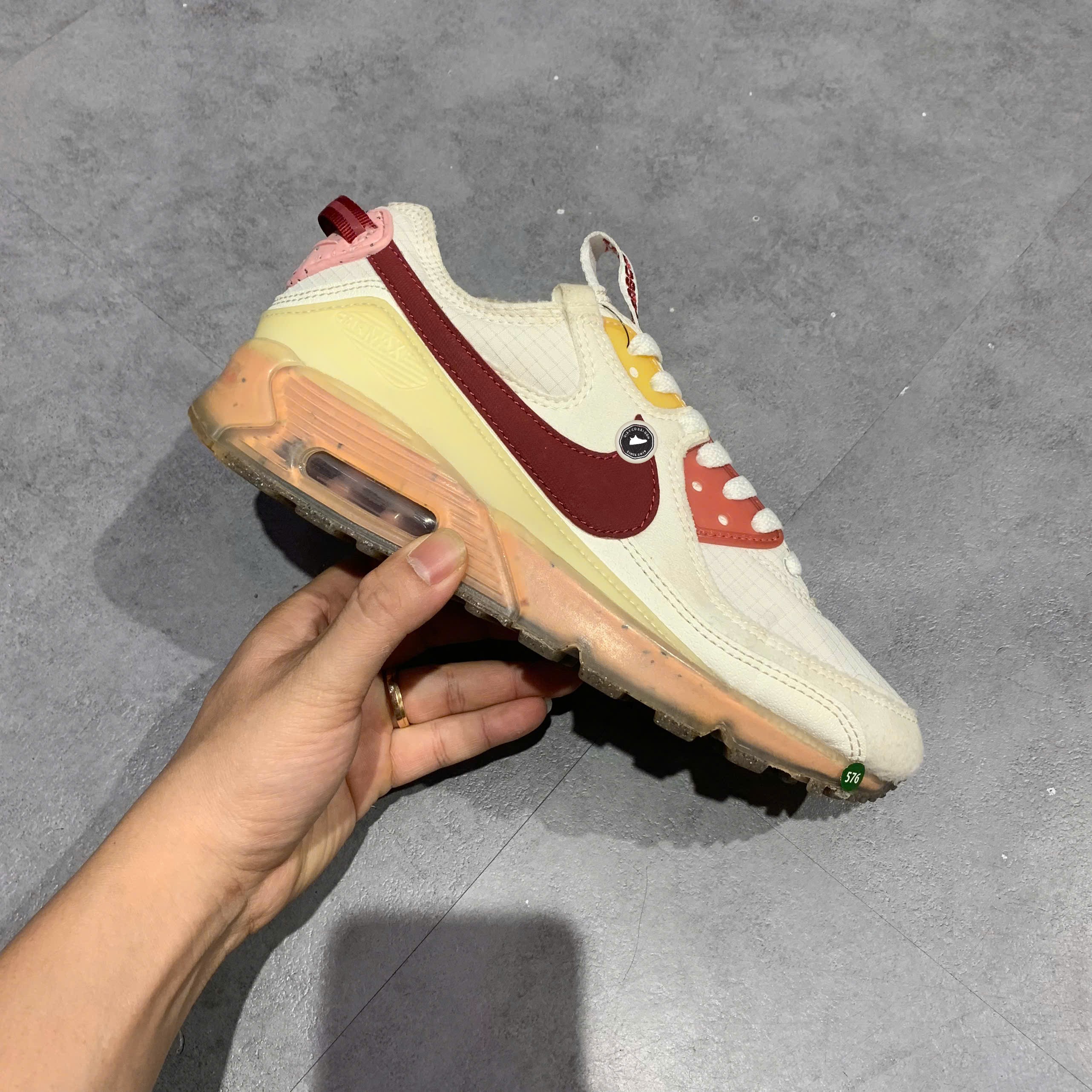 🔥 NIKE AIR MAX 90 TERRASCAPE ‘POMEGRANATE’ – SIZE 38.5 – PVN23902 – CHÍNH HÃNG
