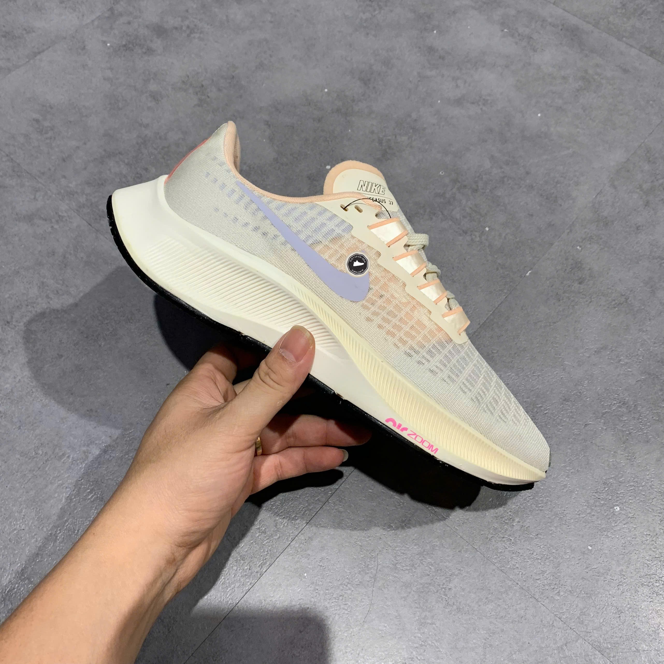 🔥 NIKE AIR ZOOM PEGASUS 37 “PALE IVORY” – SIZE 38.5 – PVN23883 – CHÍNH HÃNG