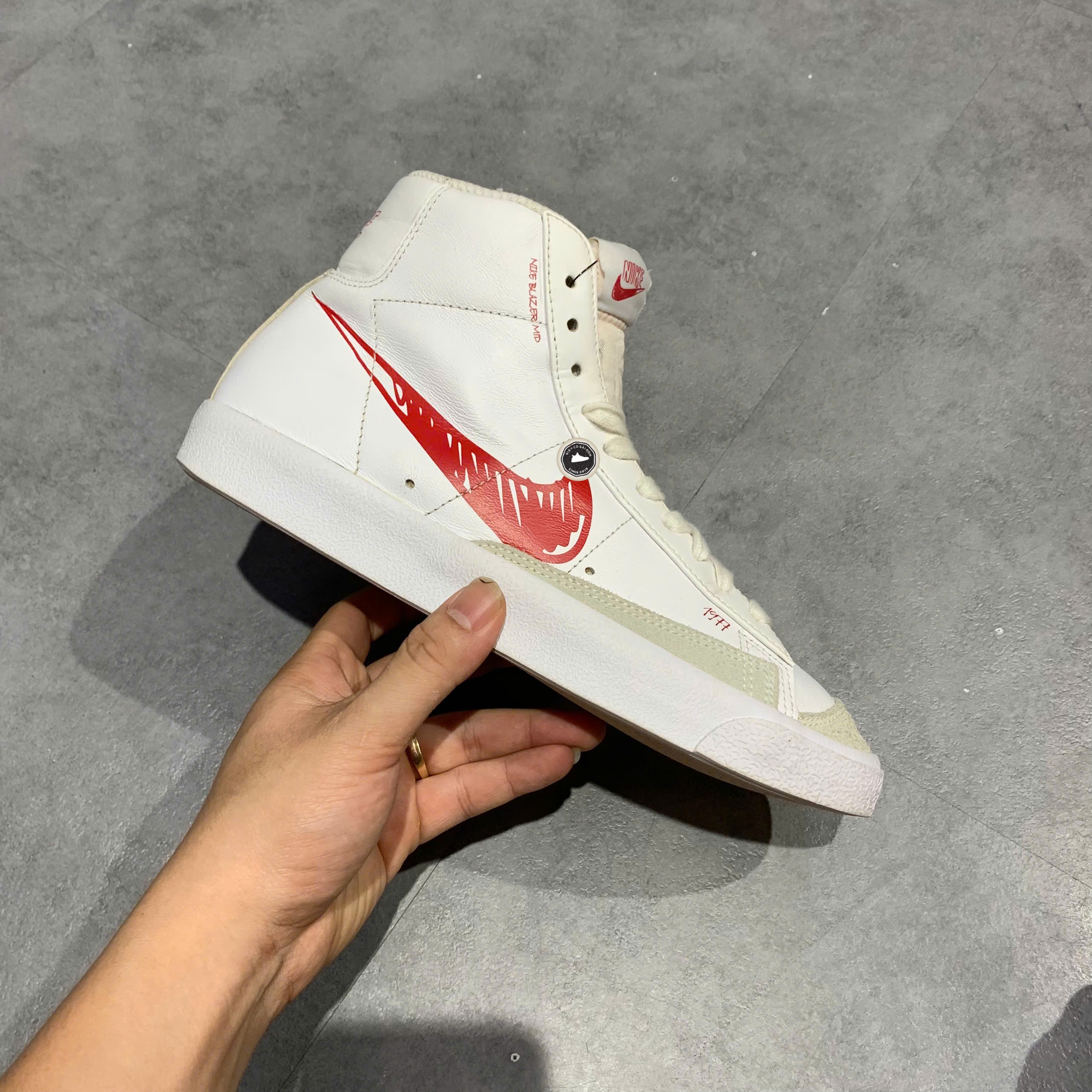 NIKE BLAZER MID ’77 “RED SKETCH” CW7580-100 – SIZE 39 – MÃ PVN23960 – CHÍNH HÃNG