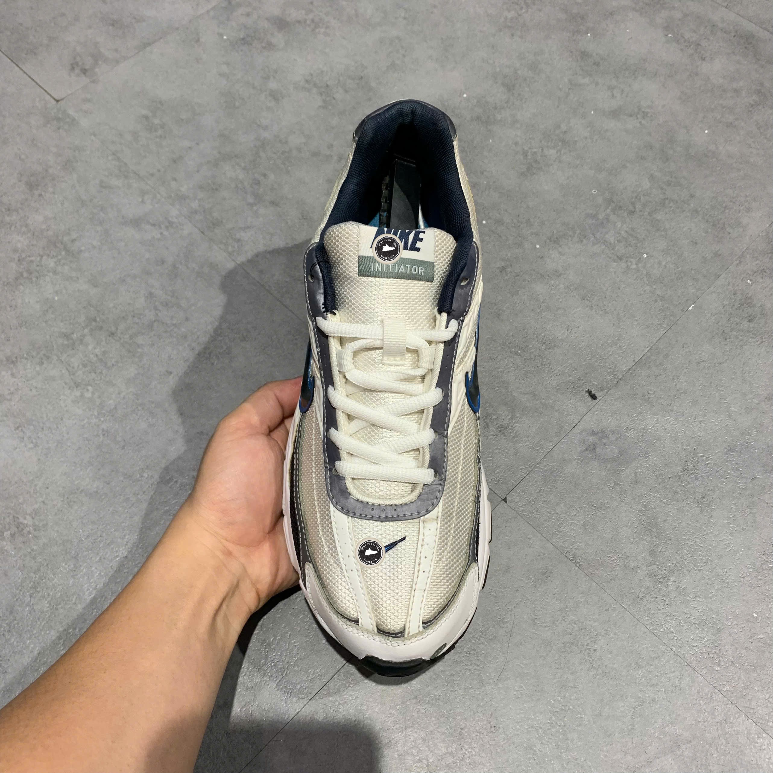 Nike Initiator White Obsidian Metallic Cool Grey - 394055 101 - Size 42 - GIÀY 2HAND CHÍNH HÃNG PVN24144