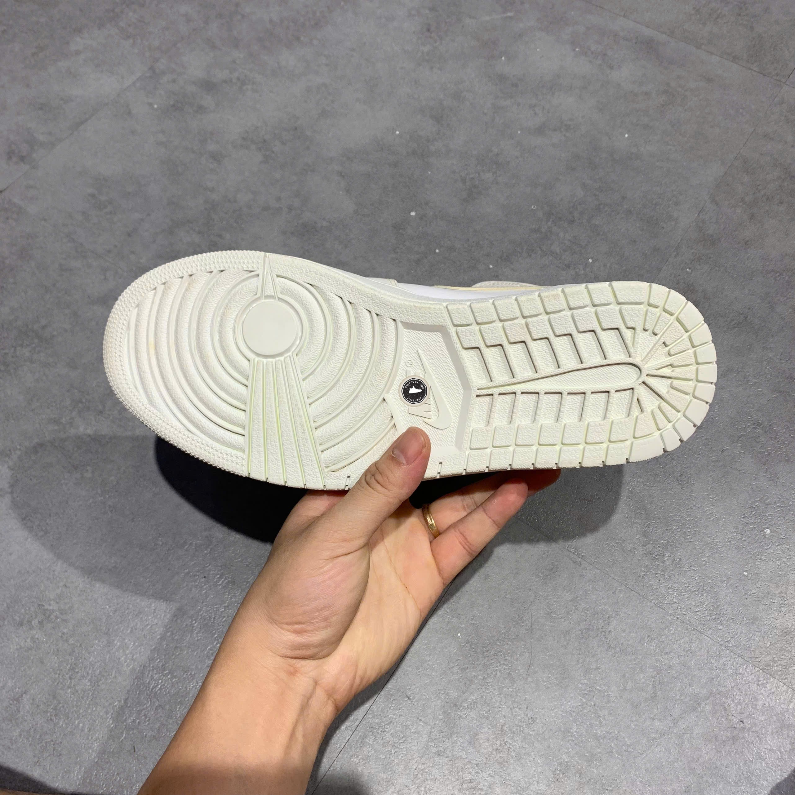 Air Jordan 1 Mid White Pure Platinum - 554724 104 - Size 42 - GIÀY 2HAND CHÍNH HÃNG PVN24890