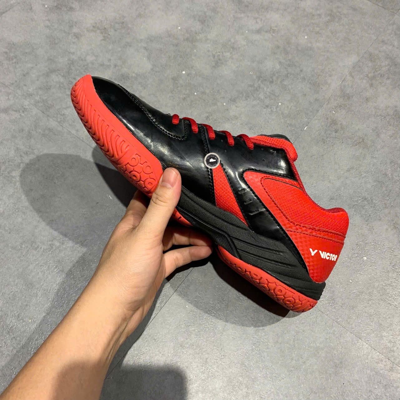GIÀY CẦU LÔNG VICTOR A102CD - ĐEN ĐỎ - Size 43 - GIÀY 2HAND CHÍNH HÃNG PVN25231