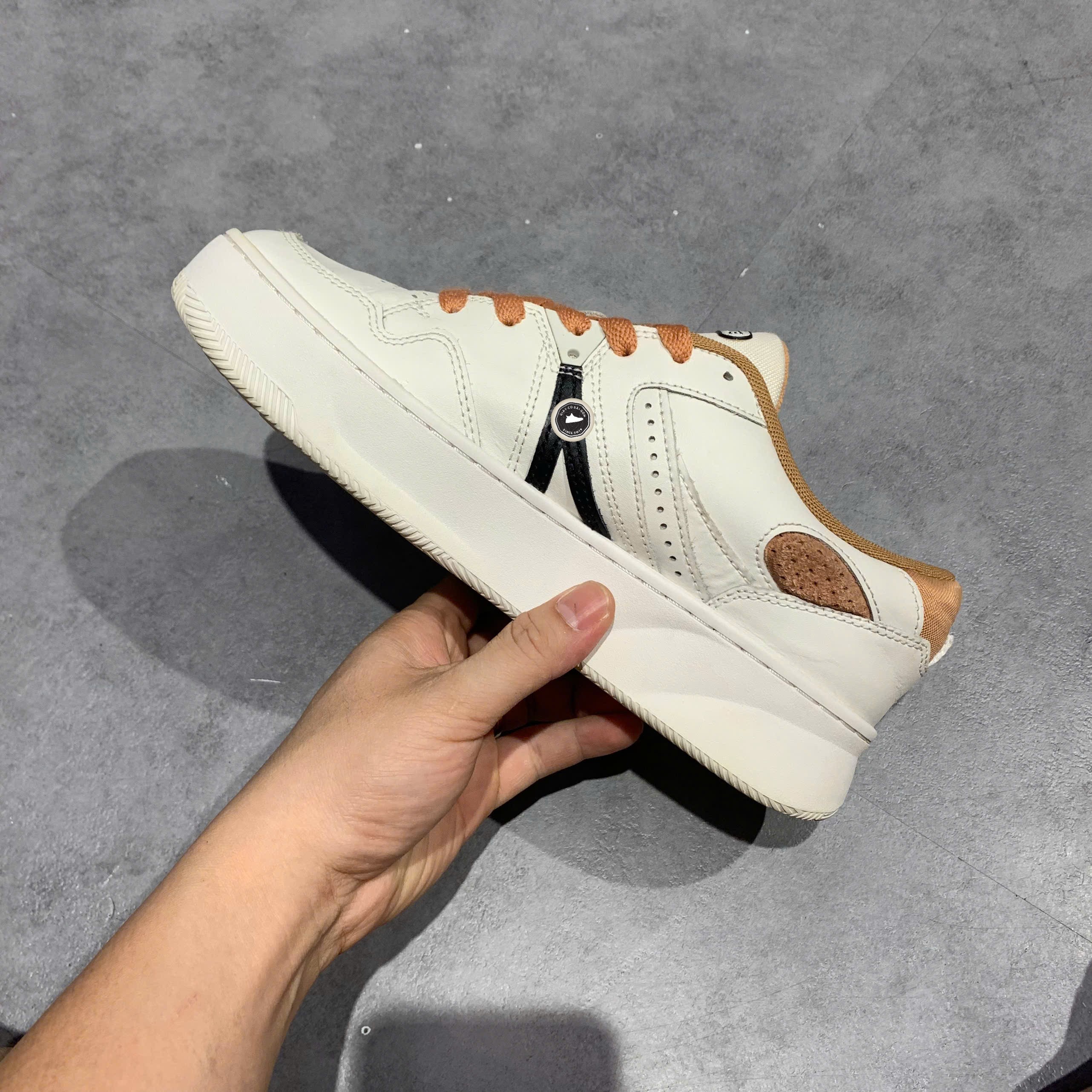 Lacoste L005 Leather White Tan - 744SFA0048291 - Size 39.5 - GIÀY 2HAND CHÍNH HÃNG PVN26194