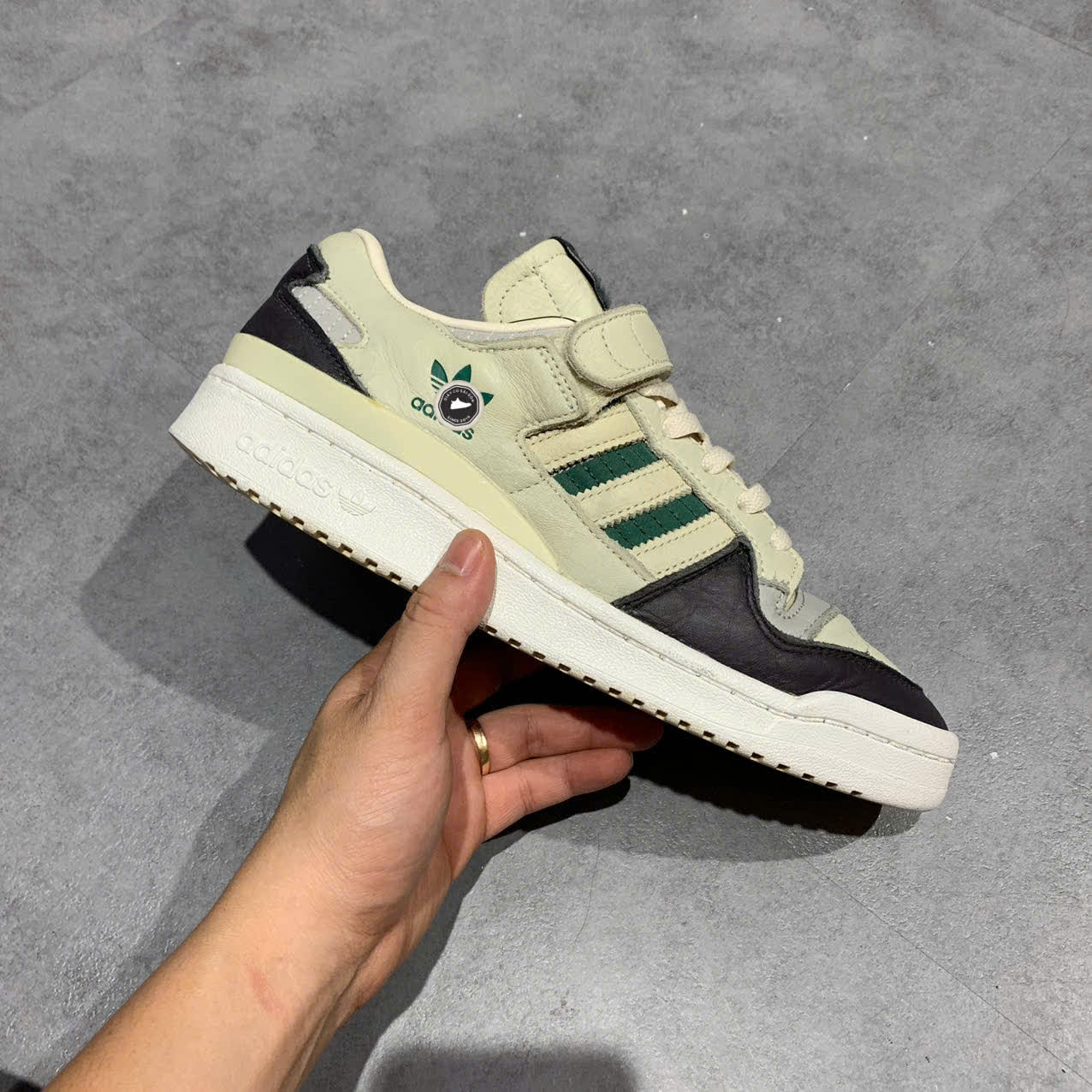 ADIDAS FORUM 84 LOW "OFF WHITE GREEN" HQ6938 — SIZE 42 GIÀY 2HAND CHÍNH HÃNG — PVN19544