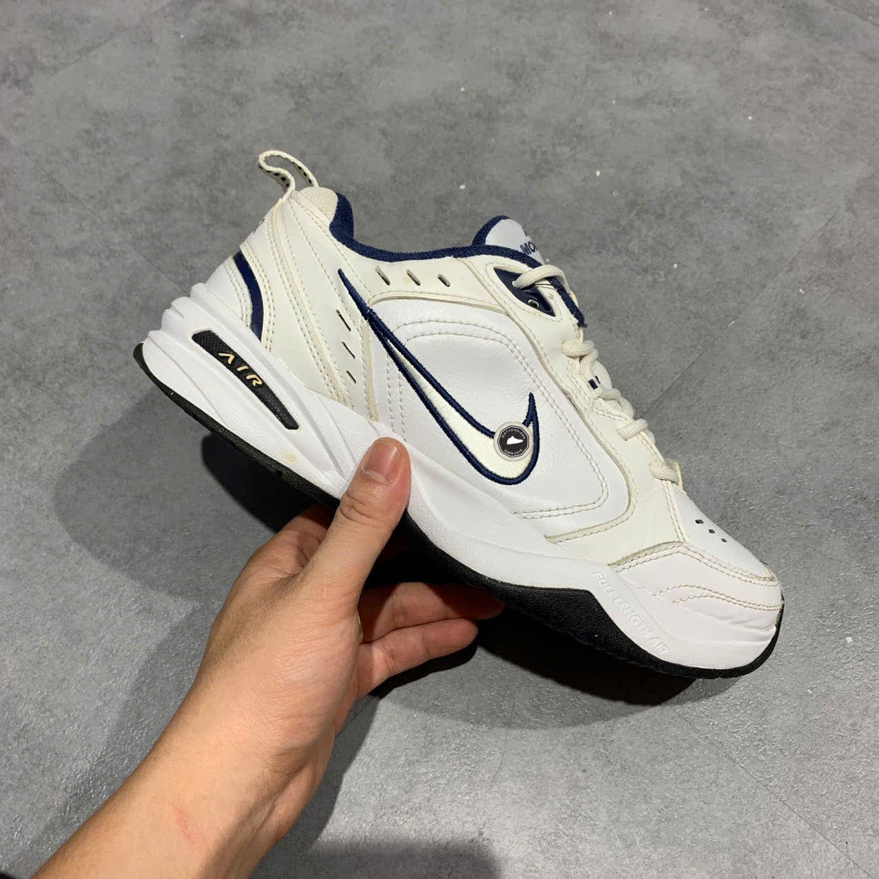 NIKE AIR MONARCH IV 'WHITE/NAVY' 415445 SIZE 40 GIÀY 2HAND CHÍNH HÃNG PVN19650