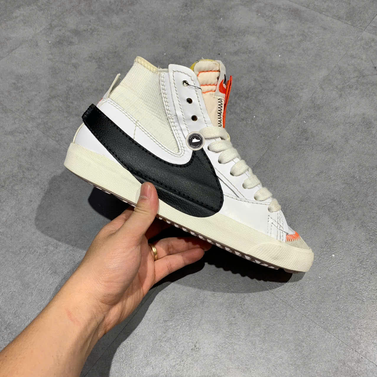 NIKE BLAZER MID ’77 VINTAGE WHITE BLACK DQ1471-100 SIZE 41 GIÀY 2HAND CHÍNH HÃNG PVN19542