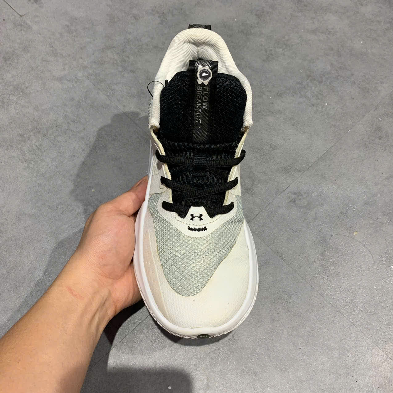 UNDER ARMOUR FLOW BREAKTHRU 3 'WHITE BLACK' 3025603-100 SIZE 40 GIÀY 2HAND CHÍNH HÃNG PVN19596