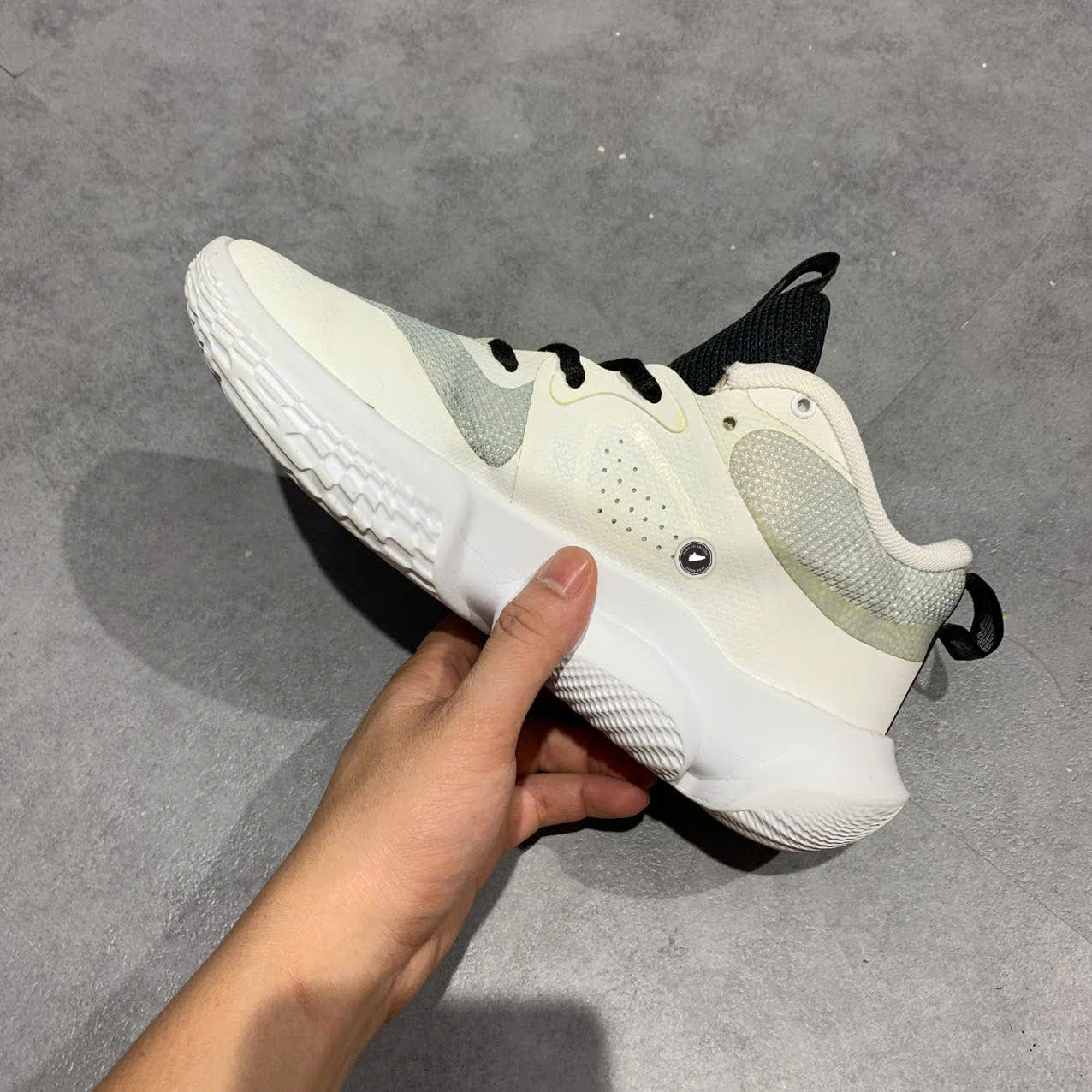 UNDER ARMOUR FLOW BREAKTHRU 3 'WHITE BLACK' 3025603-100 SIZE 40 GIÀY 2HAND CHÍNH HÃNG PVN19596