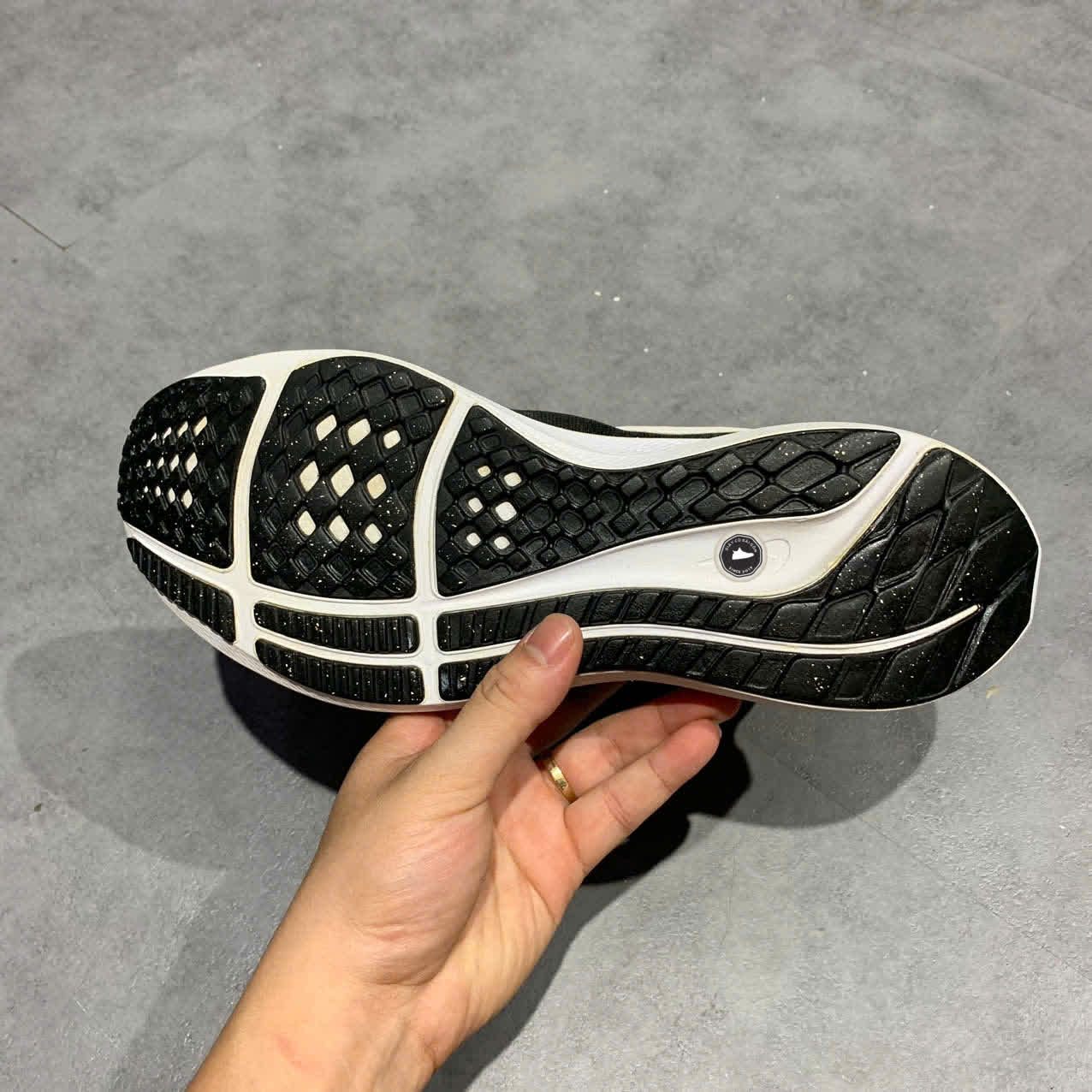 NIKE AIR ZOOM PEGASUS 39 “BLACK × DARK SMOKE GREY × WHITE” DH4071-001 SIZE 41 GIÀY 2HAND CHÍNH HÃNG PVN19563