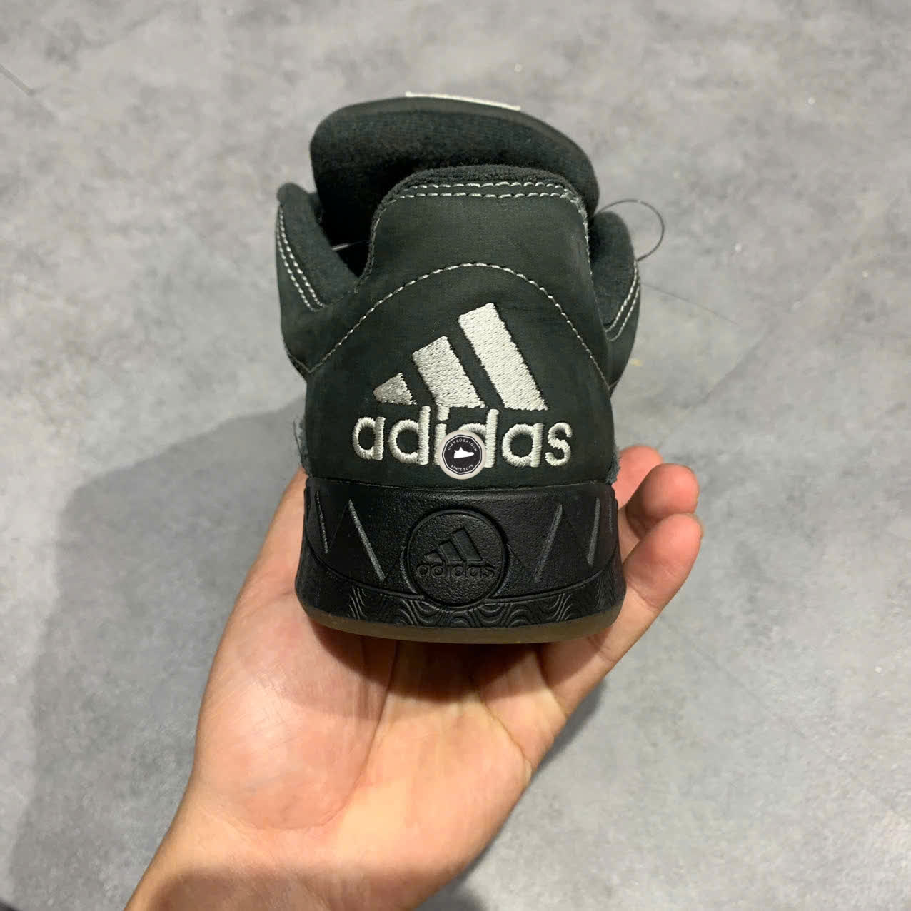 ADIDAS ADIMATIC “BLACK × CARBON” ID3938 SIZE 40 GIÀY 2HAND CHÍNH HÃNG PVN19635