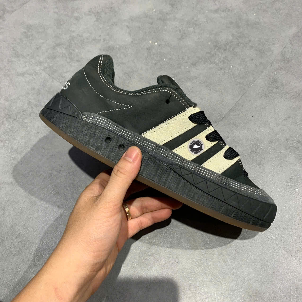 ADIDAS ORIGINALS ADIMATIC "BLACK / WHITE / CARBON" – ID3938 – SIZE 40 2/3 GIÀY 2HAND CHÍNH HÃNG – PVN19366