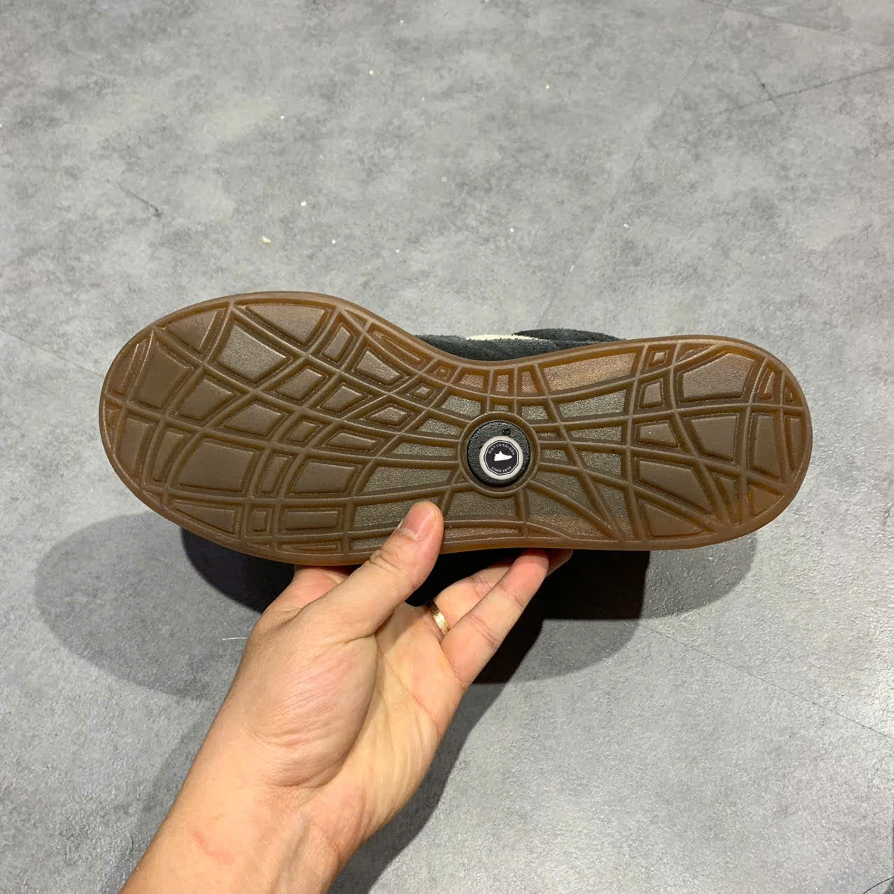 ADIDAS ADIMATIC 'CORE BLACK / OFF WHITE / GUM' IE2224 SIZE 40 GIÀY 2HAND CHÍNH HÃNG [PVN19588]