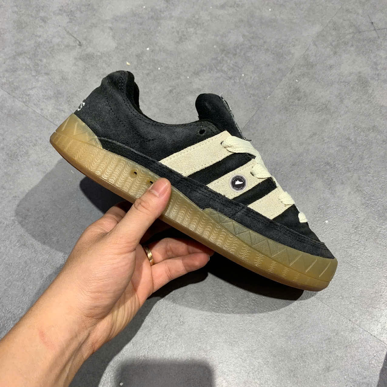ADIDAS ADIMATIC 'CORE BLACK / OFF WHITE / GUM' IE2224 SIZE 40 GIÀY 2HAND CHÍNH HÃNG [PVN19588]