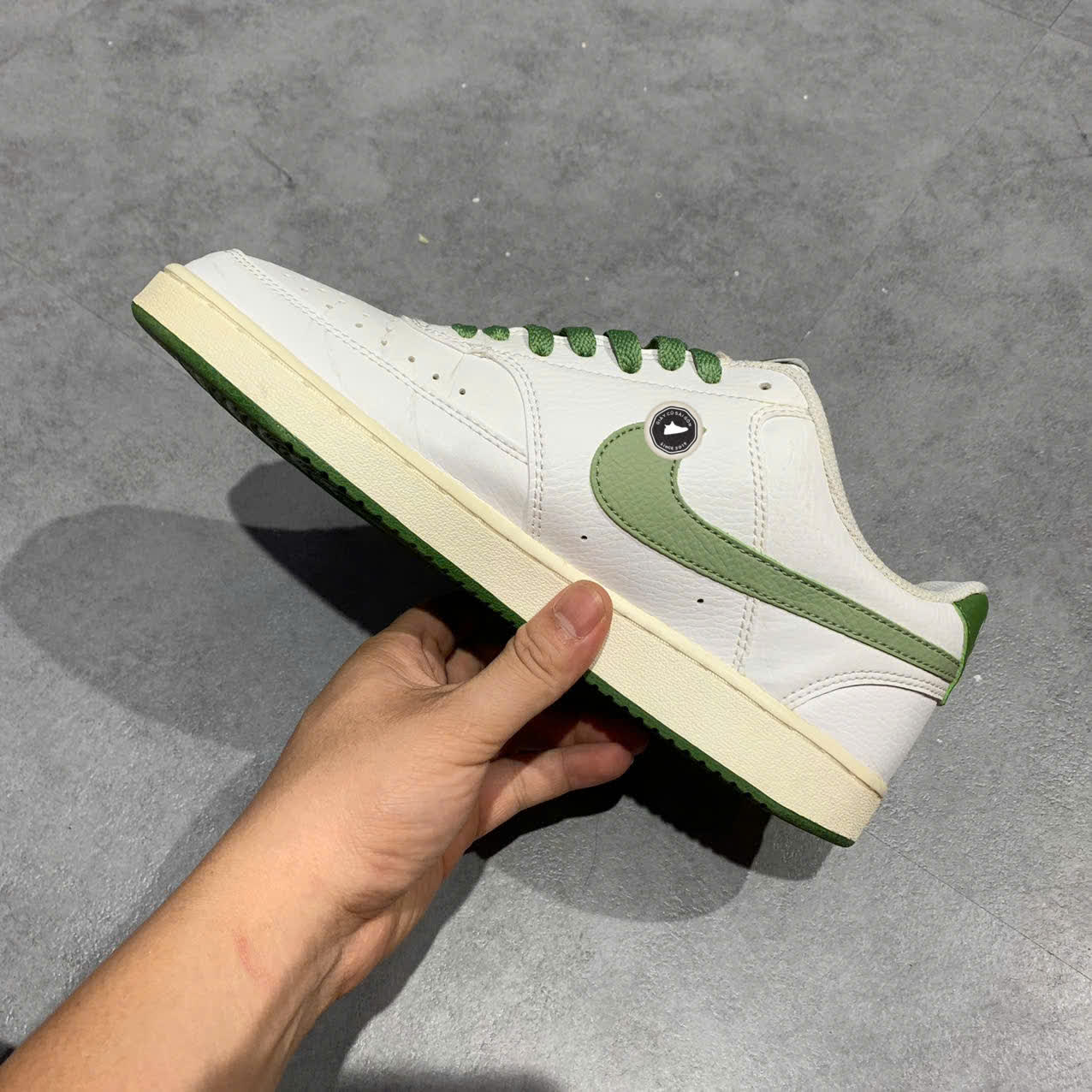 NIKE COURT VISION LOW “WHITE × OIL GREEN” FJ5480-100 SIZE 41 GIÀY 2HAND CHÍNH HÃNG PVN19562