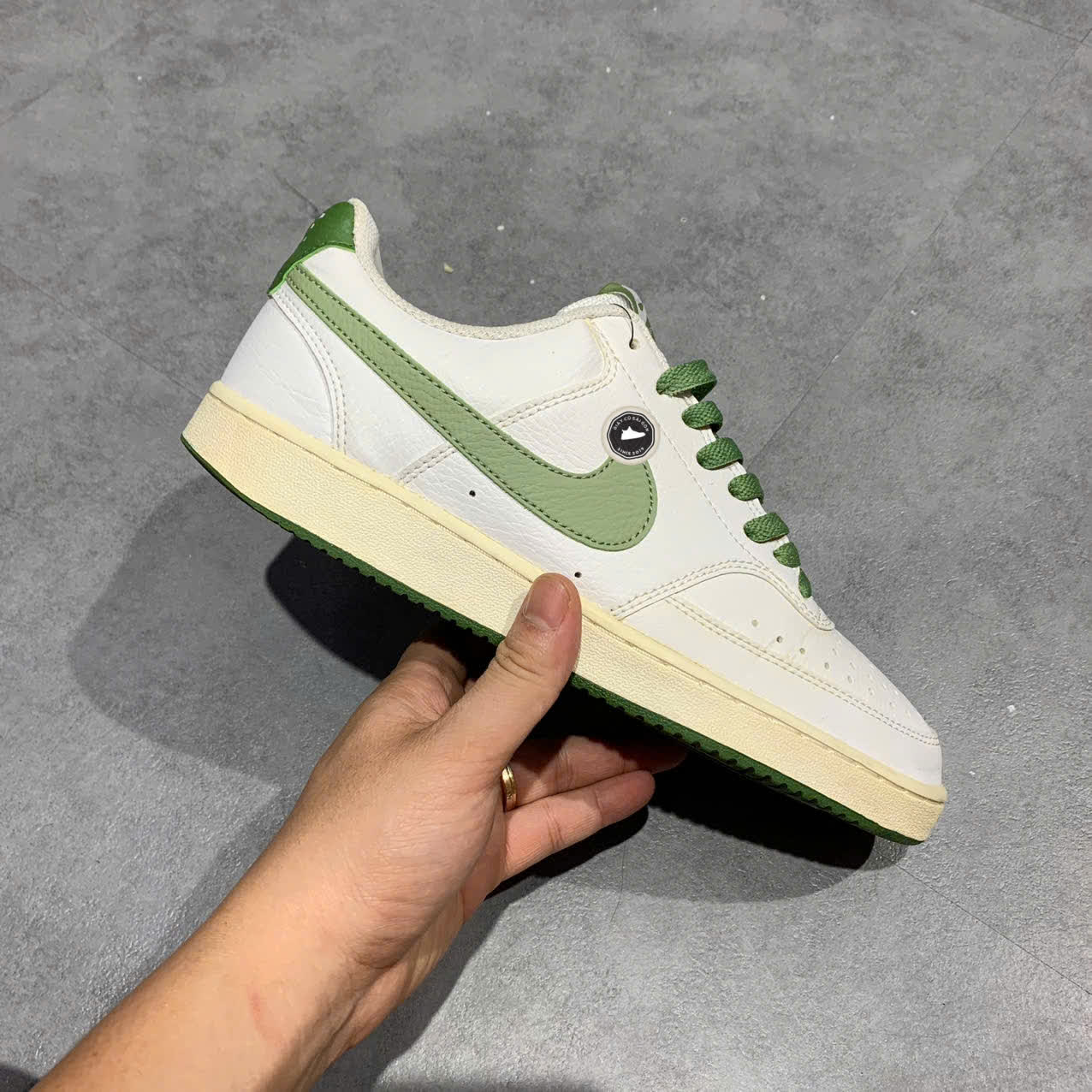 NIKE COURT VISION LOW “WHITE × OIL GREEN” FJ5480-100 SIZE 41 GIÀY 2HAND CHÍNH HÃNG PVN19562