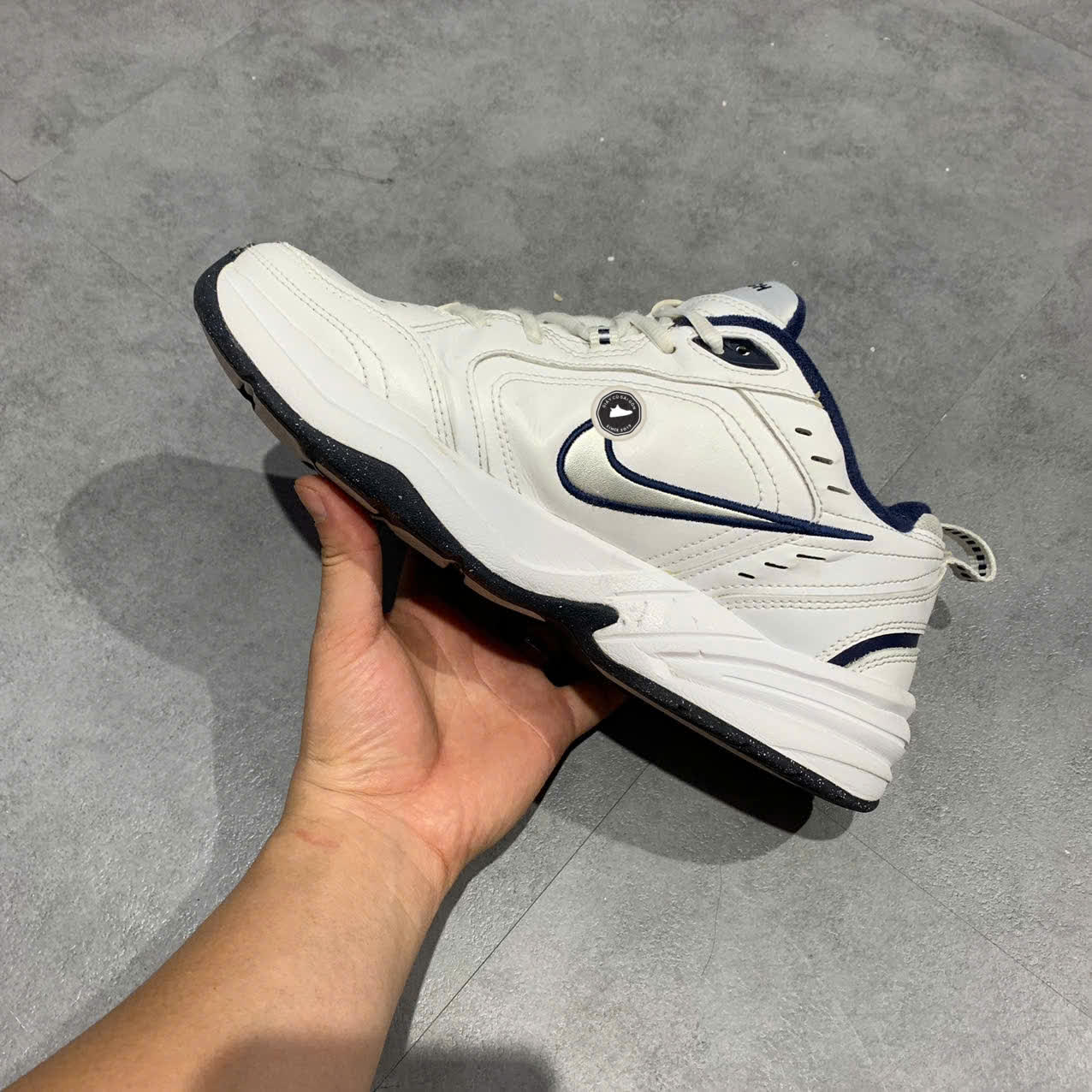 NIKE AIR MONARCH IV “WHITE / NAVY / METALLIC SILVER” – 415445-102 – SIZE 42 GIÀY 2HAND CHÍNH HÃNG – PVN19613