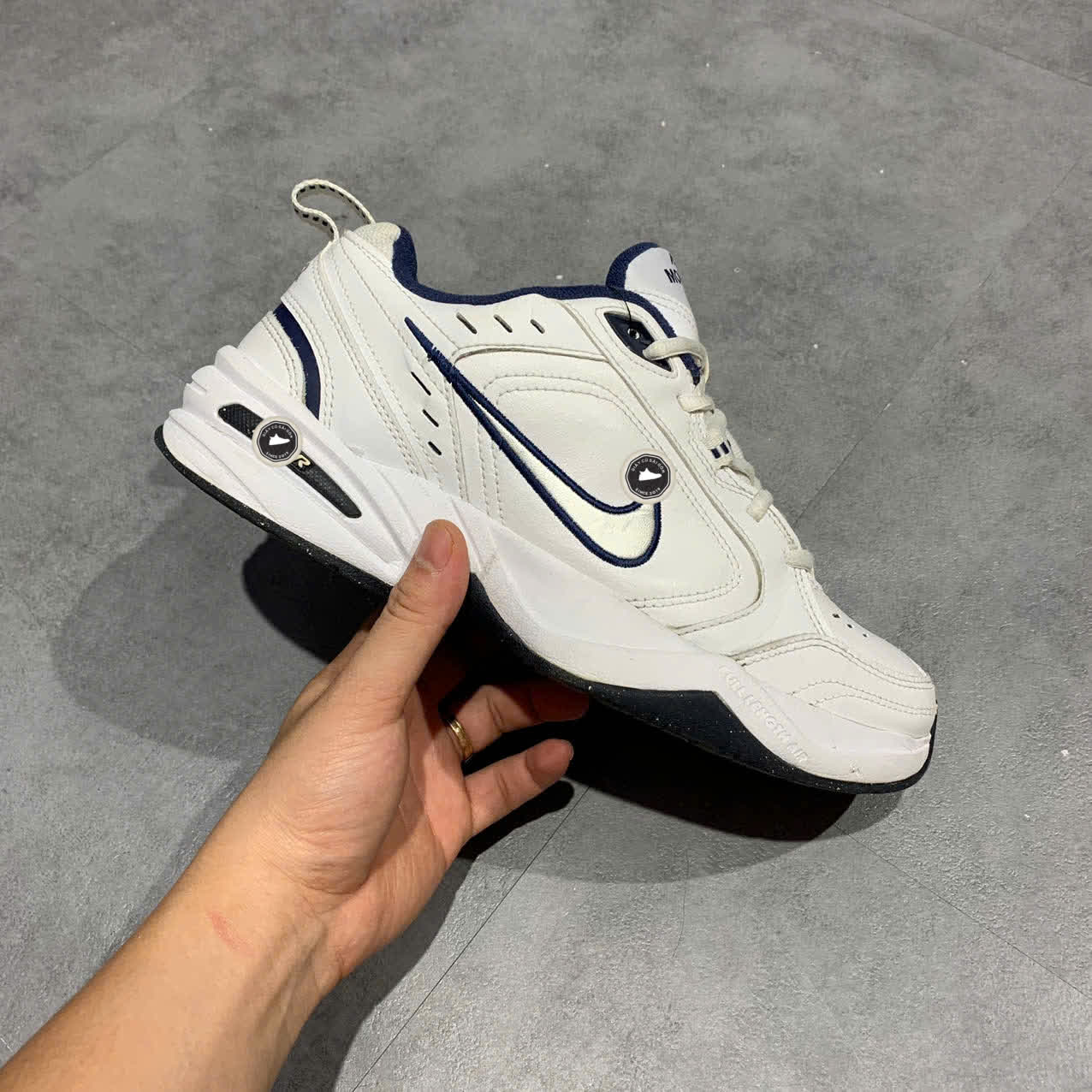 NIKE AIR MONARCH IV “WHITE / NAVY / METALLIC SILVER” – 415445-102 – SIZE 42 GIÀY 2HAND CHÍNH HÃNG – PVN19613