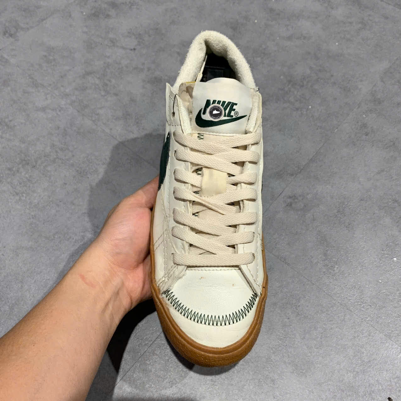 NIKE BLAZER LOW ’77 JUMBO SAIL PRO GREEN GUM – DR9865-101 – SIZE 42.5 GIÀY 2HAND CHÍNH HÃNG – PVN19599