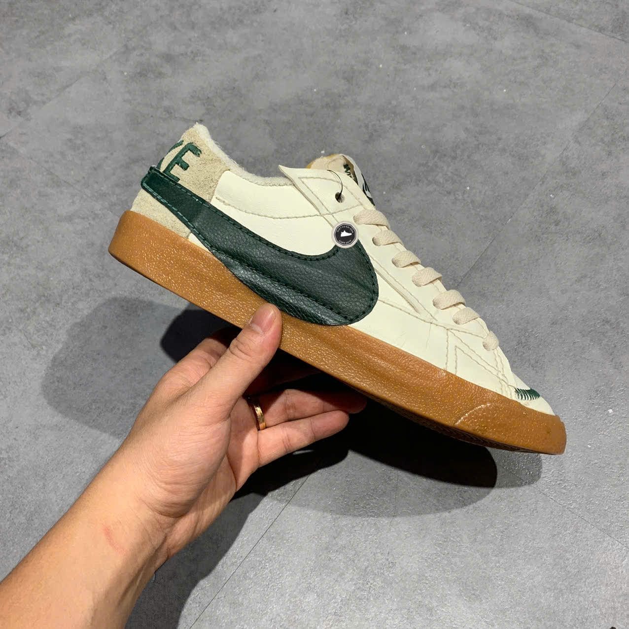 NIKE BLAZER LOW ’77 JUMBO SAIL PRO GREEN GUM – DR9865-101 – SIZE 42.5 GIÀY 2HAND CHÍNH HÃNG – PVN19599