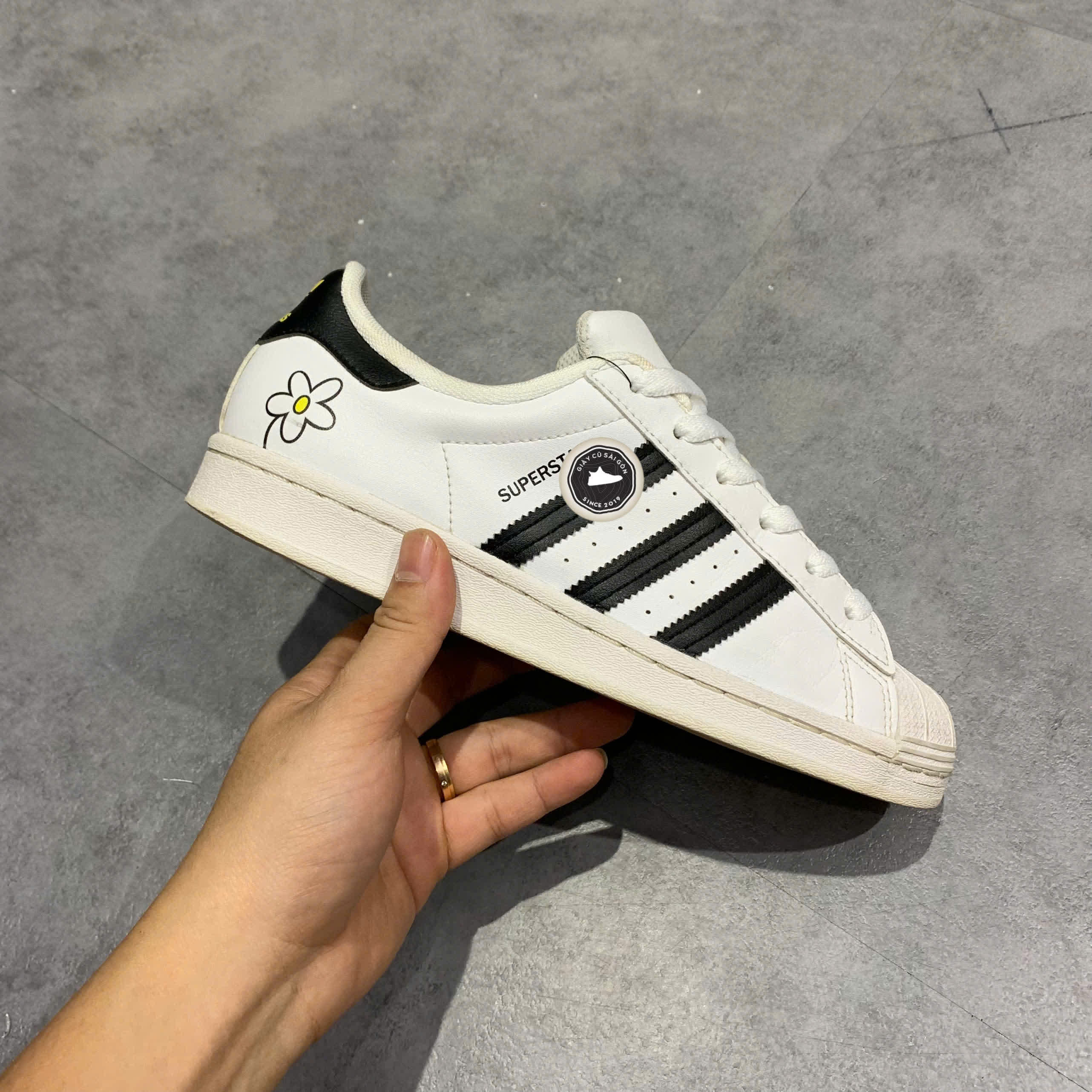 Giày 2hand superstar "mickey and minnie - flowers for you" gw2249 SIZE 38 2/3 pvn16073