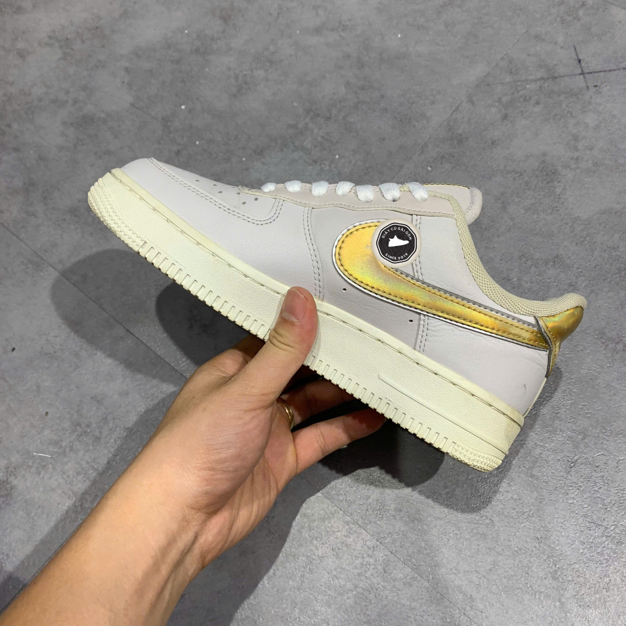 Giày 2hand Air Force 1 Low Metallic Platinum Metallic Gold AR0642-001 SIZE 36.5 pvn16256
