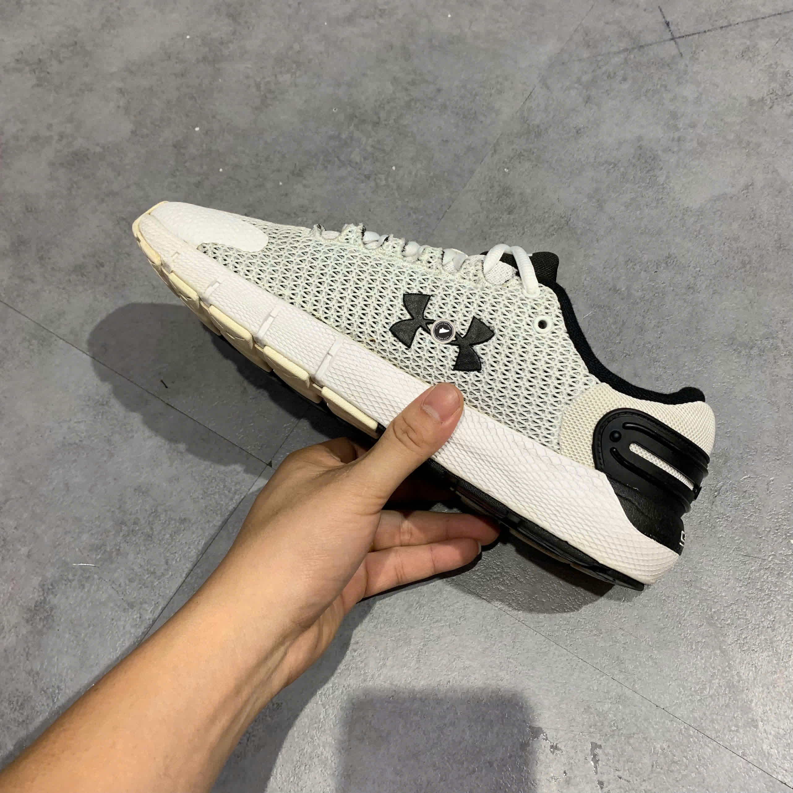 Giày 2hand Under Armour Charged Rogue 2.5 'White Black' 3024400-101 SIZE 42