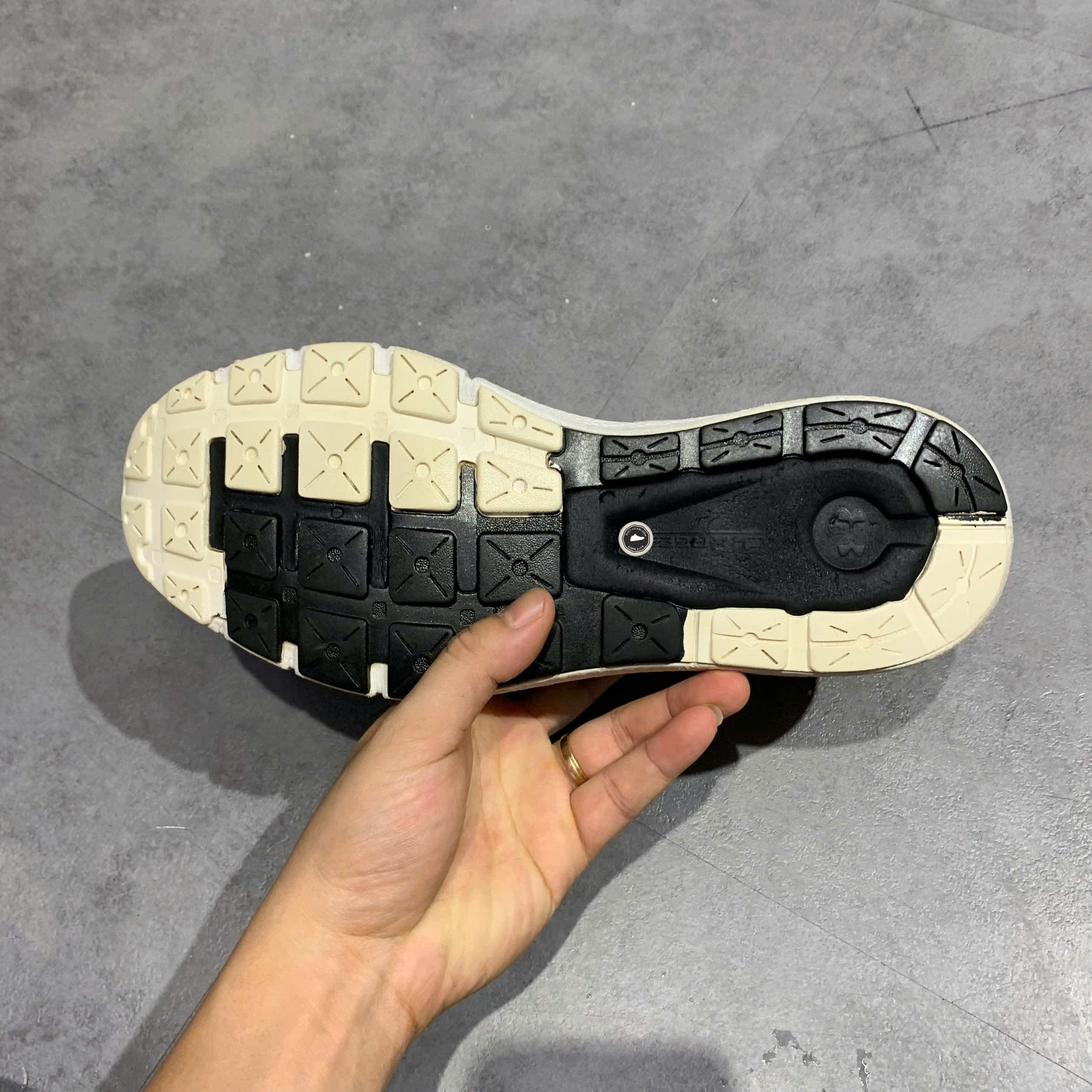 Giày 2hand Under Armour Charged Rogue 2.5 'White Black' 3024400-101 SIZE 42