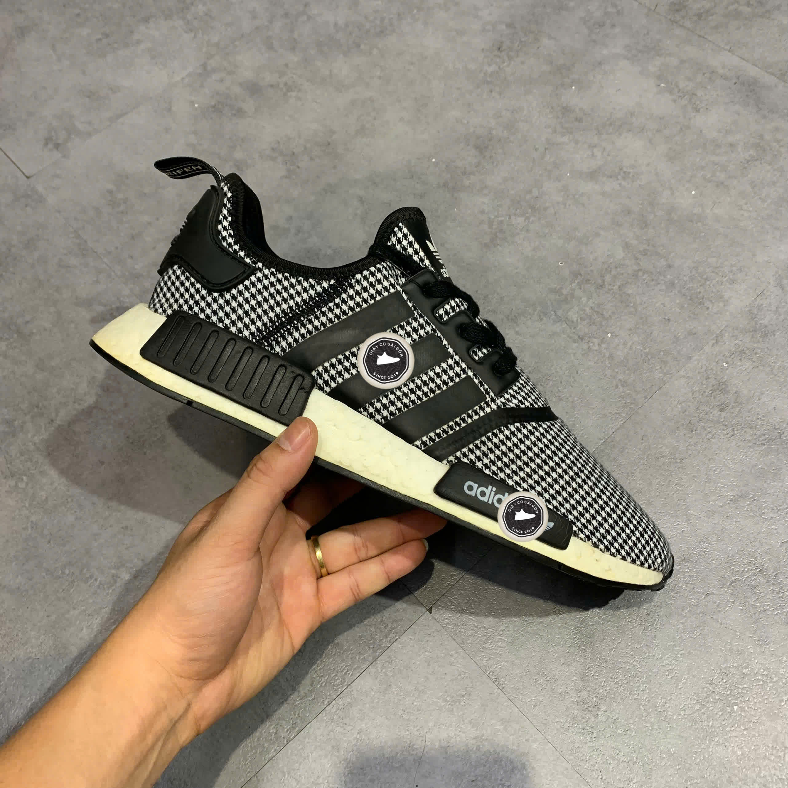 Giày 2hand NMD R1 'Black White' FV5438 SIZE 44 pvn16708