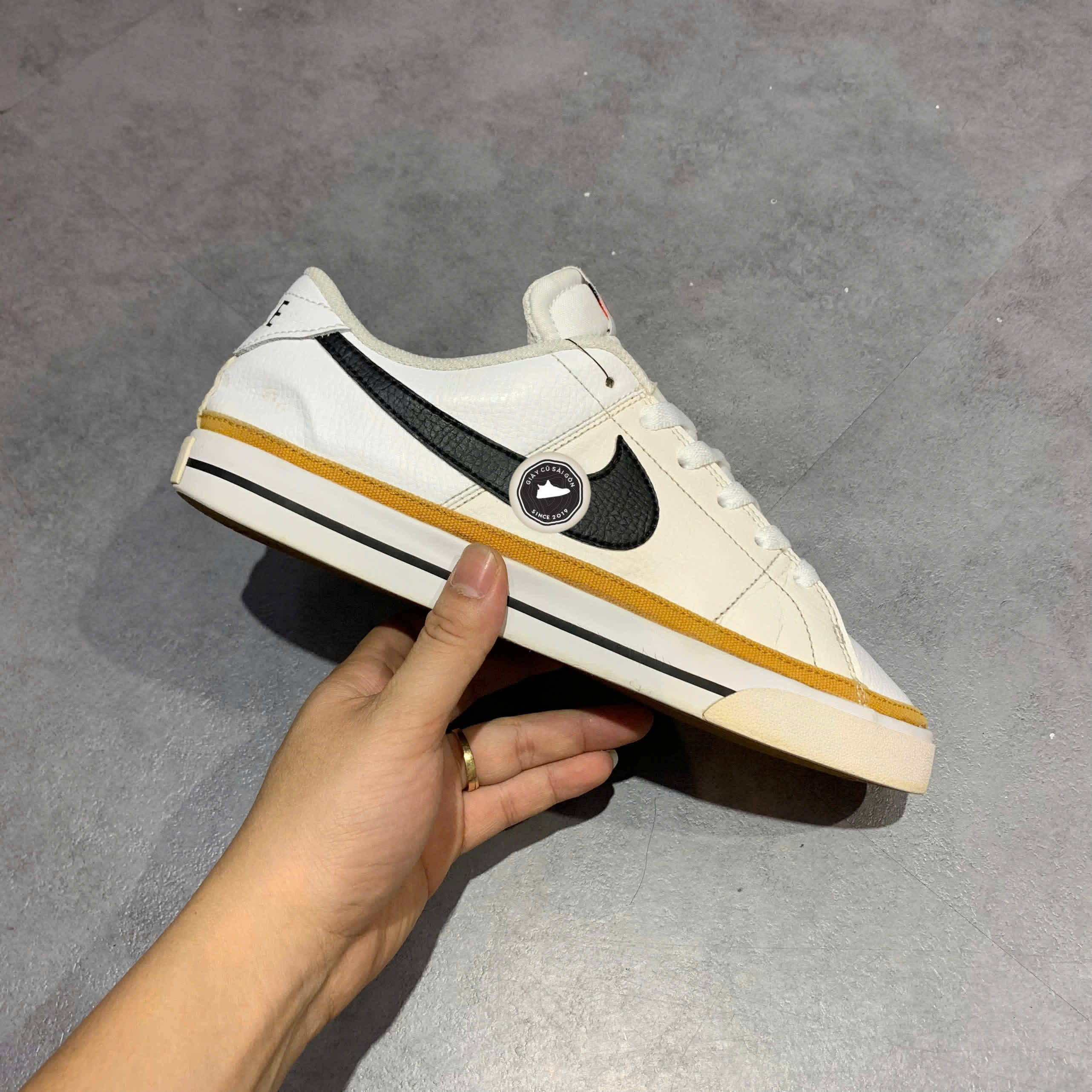 NIKE COURT LEGACY 'WHITE DESERT OCHRE' CU4150-102 SIZE 41 - GIÀY 2HAND CHÍNH HÃNG PVN17885