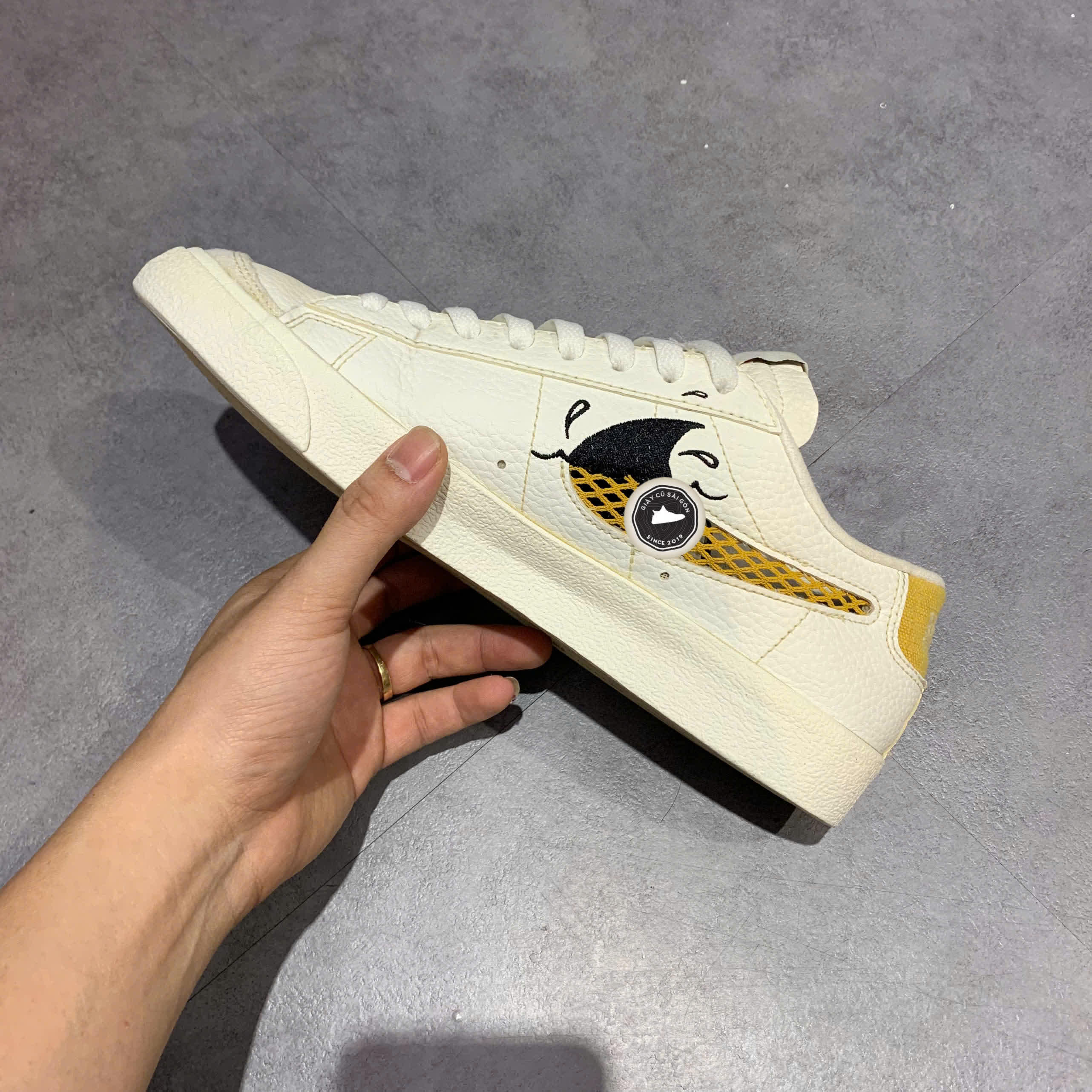 NIKE BLAZER LOW 'SUN CLUB' DM0210-100 SIZE 42.5 - GIÀY 2HAND CHÍNH HÃNG PVN17871