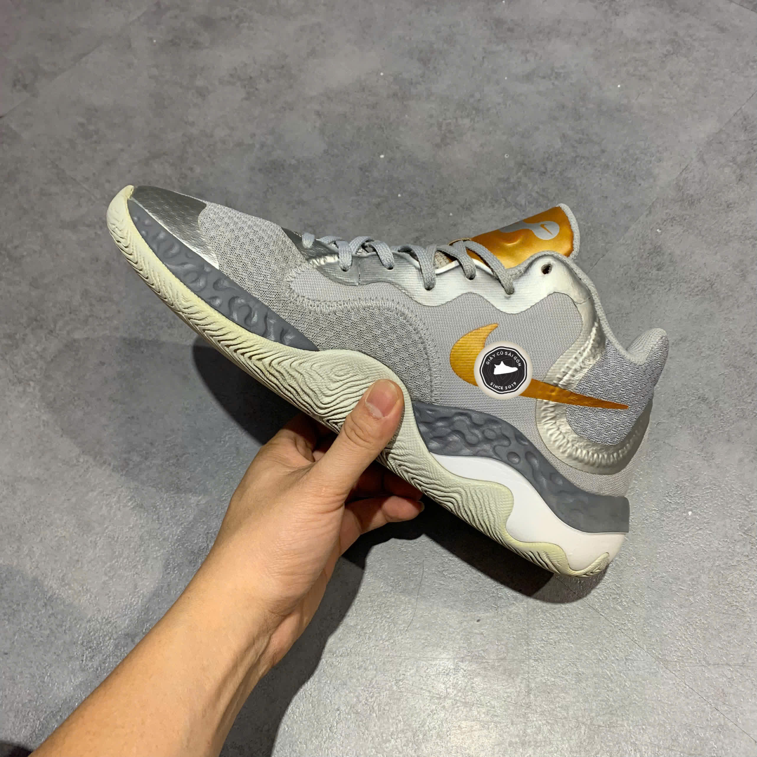 Giày 2hand NIKE RENEW ELAVATE METALLIC SILVER GOLD CK2669-00 SIZE 43 pvn17855