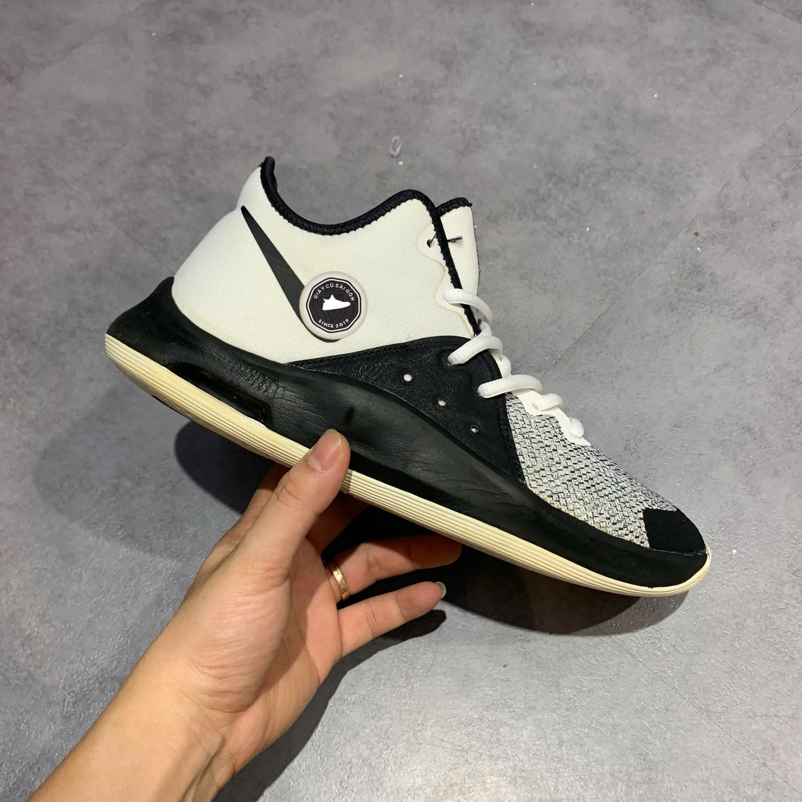 NIKE AIR VERSITILE 3 'WHITE/BLACK' – AO4430-100 – GIÀY 2HAND CHÍNH HÃNG