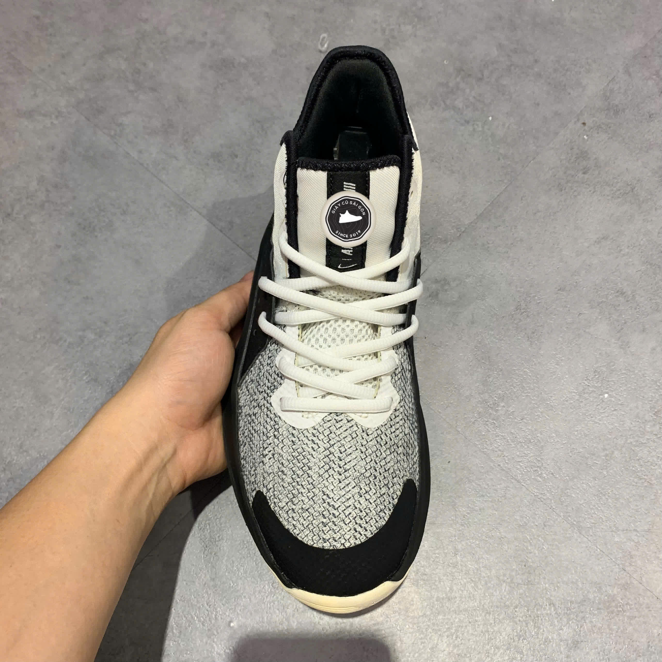NIKE AIR VERSITILE 3 'WHITE/BLACK' – AO4430-100 – GIÀY 2HAND CHÍNH HÃNG
