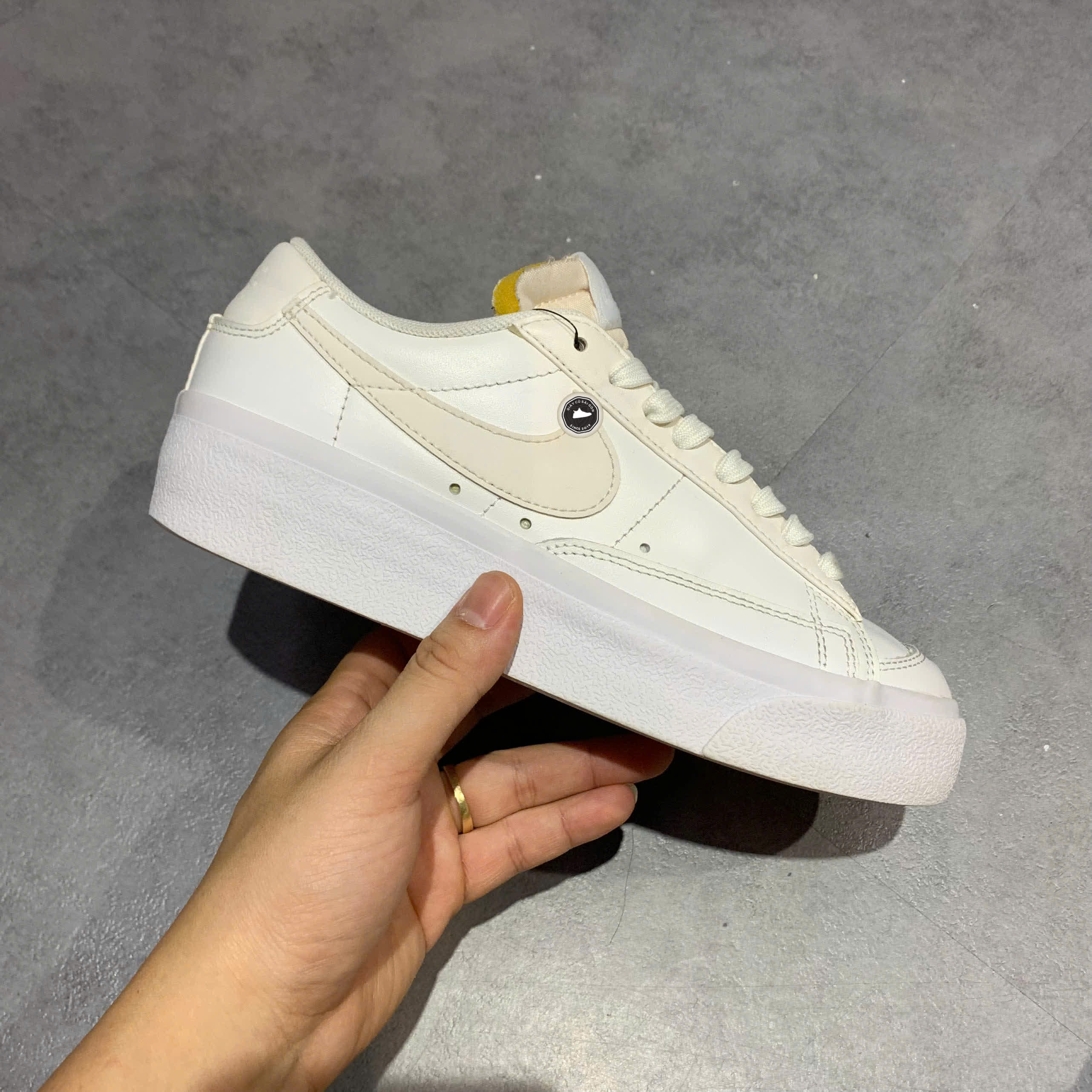 GIÀY NIKE BLAZER LOW PLATFORM 'TRIPLE WHITE' DJ0292-100 SIZE 37.5 – GIÀY 2HAND CHÍNH HÃNG