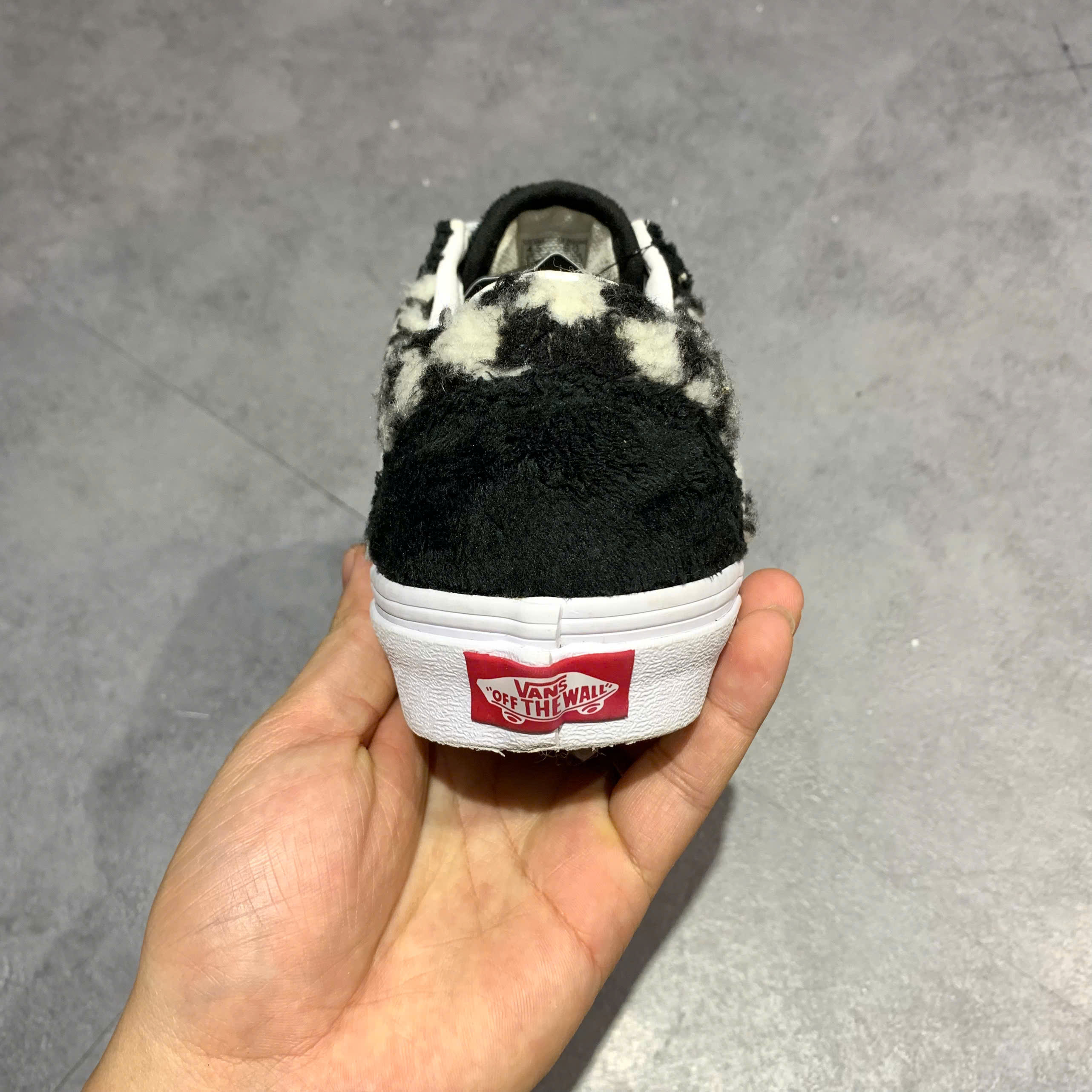 VANS OLD SKOOL SHERPA FAUX FUR BLACK WHITE CHECKER SIZE 36 - GIÀY 2HAND CHÍNH HÃNG